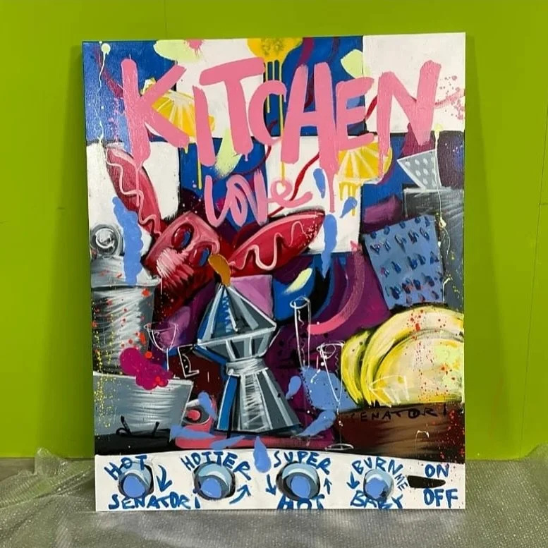 Nieuw binnen! ✨
Deze preloved parel van Selwyn Senatori &ndash; Kitchen Love is zo&rsquo;n artwork waar je instant vrolijk van wordt. Kleurrijk, speels en vol Italiaanse energie&hellip; precies zoals we Senatori kennen. 💋🍝

Op zoek naar een stateme