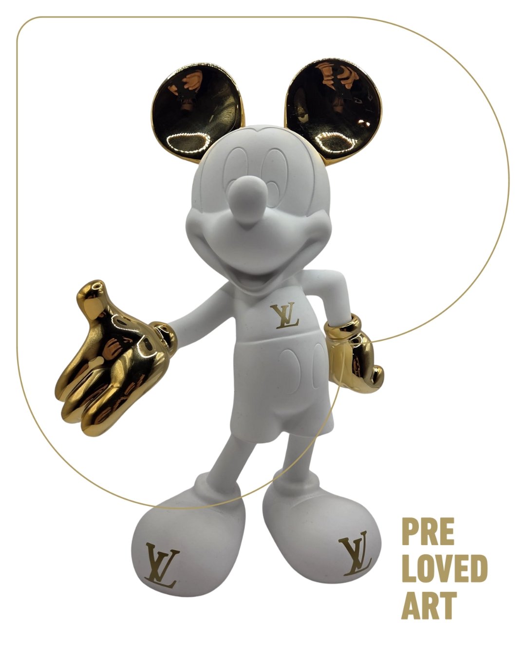 Nieuwe Preloved Parel uit atelier ✨

Louis Vuitton x Mickey &mdash; Aaron Zawislak
Afmetingen 29 &times; 20 &times; 10 cm
Preloved prijs &euro;150 

Een speels pop-art sculptuurt dat direct de aandacht pakt. Aaron Zawislak geeft met dit werk een knip