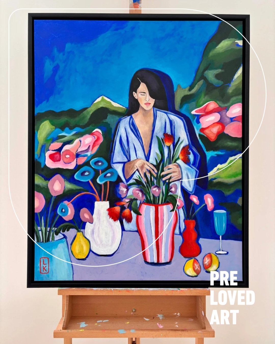 Flowergirl van Loes Kamphuis 🌸

Afmetingen: 80 &times; 100 cm
Normaal &euro;1.950, preloved prijs &euro;1.250

Een expressive en intieme blik op vrouwelijke kracht, Flowergirl combineert warme kleurvlakken met intu&iuml;tieve lijnen en diepte. Dit w