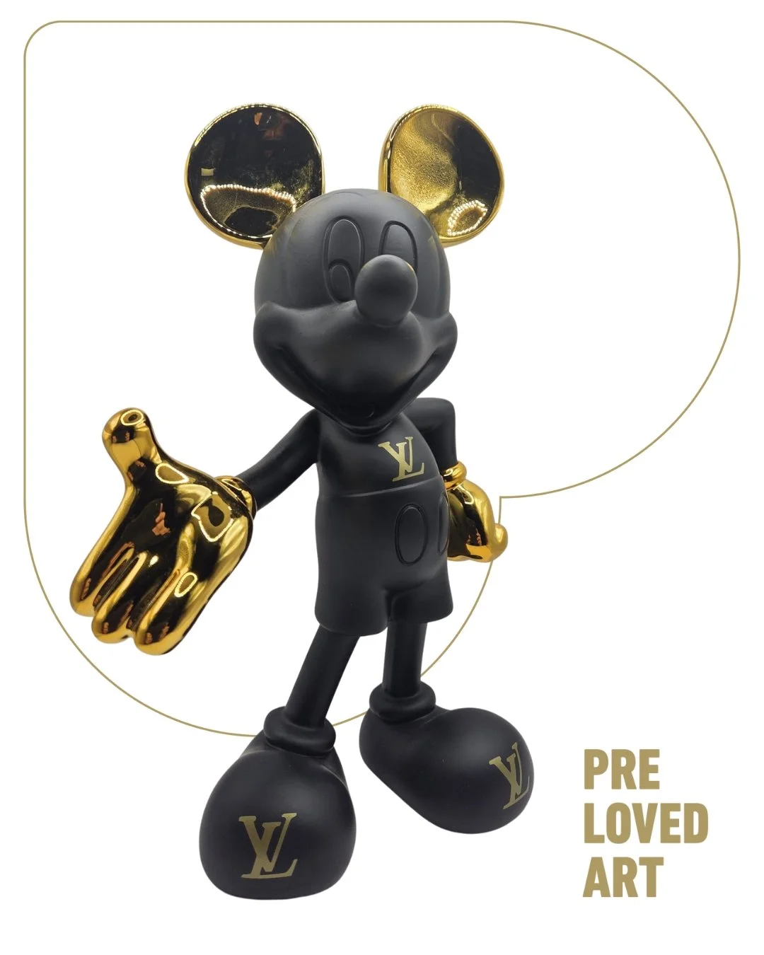 Nieuwe Preloved Art Parel ✨

Louis Vuitton x Mickey (black edition) &mdash; Aaron Zawislak
Afmetingen: 29 &times; 20 &times; 10 cm
Preloved prijs &euro;150 

Een speels pop-art sculptuurtje met een luxe twist.
De matte zwarte finish in combinatie met