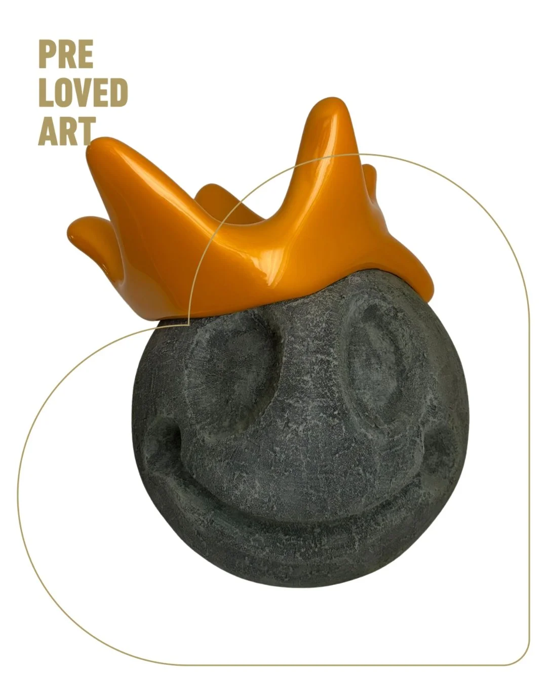 ❤Nieuwe Preloved Parel ❤

Ruw beton. Glanzende kroon. En een glimlach die je kamer op z'n kop zet.

"Concrete Love Kind King The 3" van Fredrik Erichsen is een wandsculptuur die twee werelden combineert die je zelden samen ziet. De rauwe, g