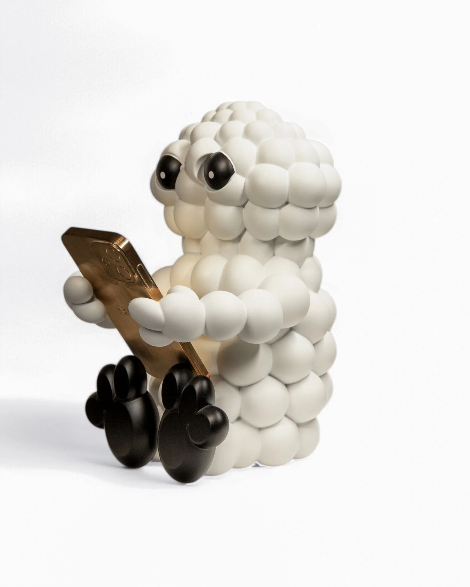 Een scoop van Raider gemaakt van witte en zwarte ballonnen, die een smartphone vasthoudt.