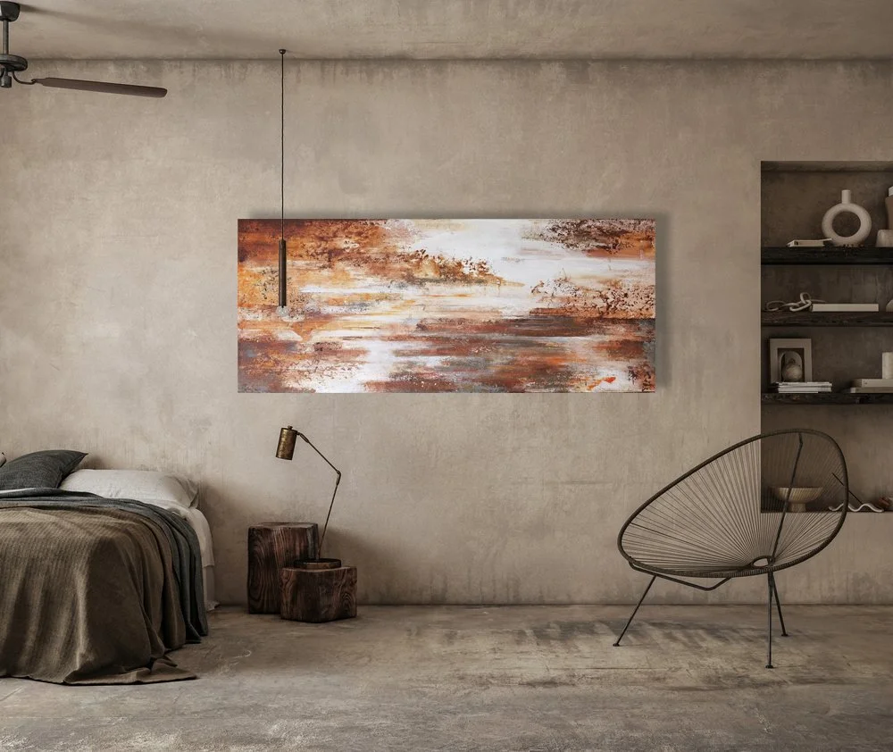 Een minimalistisch slaapkamer interieur met een betonnen muur, abstract schilderij, een bed met grijze en beige beddengoed, een zwarte metalen stoel, een houten nachtkastje en een wandplank met decoratieve voorwerpen.