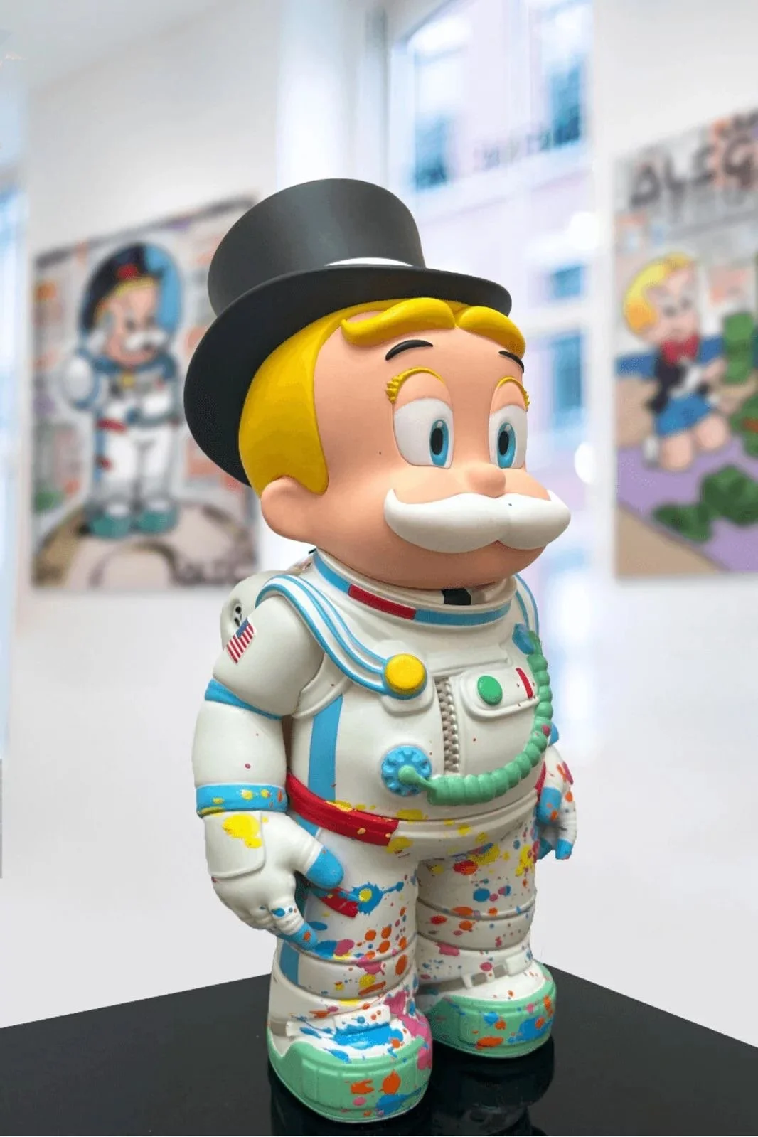 Kleurrijk beeld van een pop in een spacepak met een tophat, met graffiti kunst op de muur op de achtergrond.