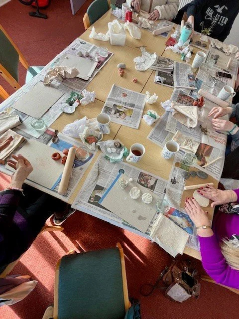 Whitby Parent Carers got hands-on at the Creative Wellness Session led by Artist Jacqui Barrowcliffe at Kirkham Close! This session was a Clay Workshop 🏺💜