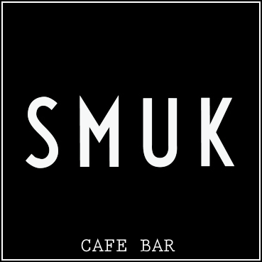 Schwarzes Logo mit weißen Buchstaben 'SMUK' und der Beschreibung 'Café Bar' darunter.