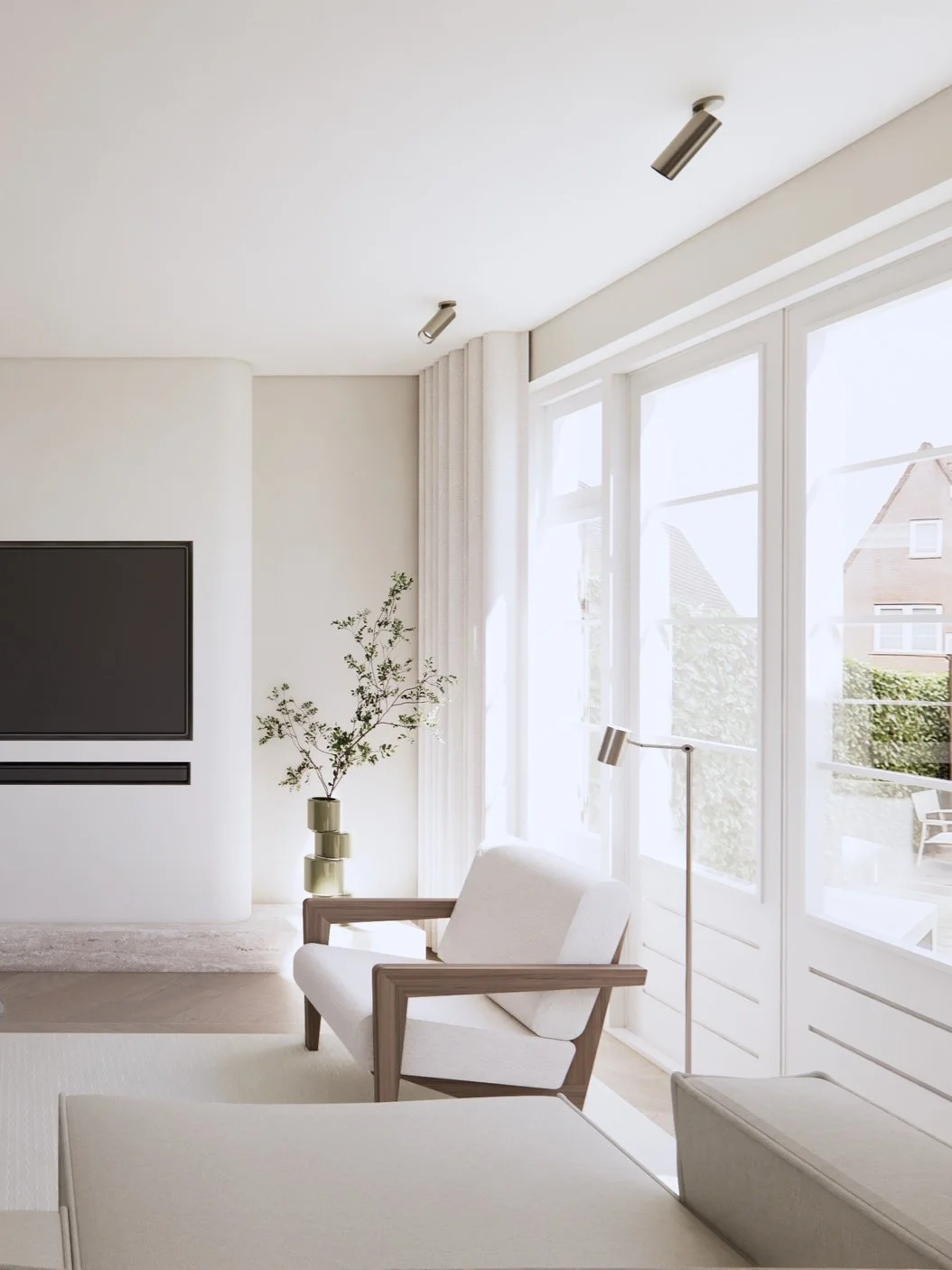 Licht interieur van een woonkamer met grote ramen, een witte bank, een fauteuil en een plantenvaas met groene takken.