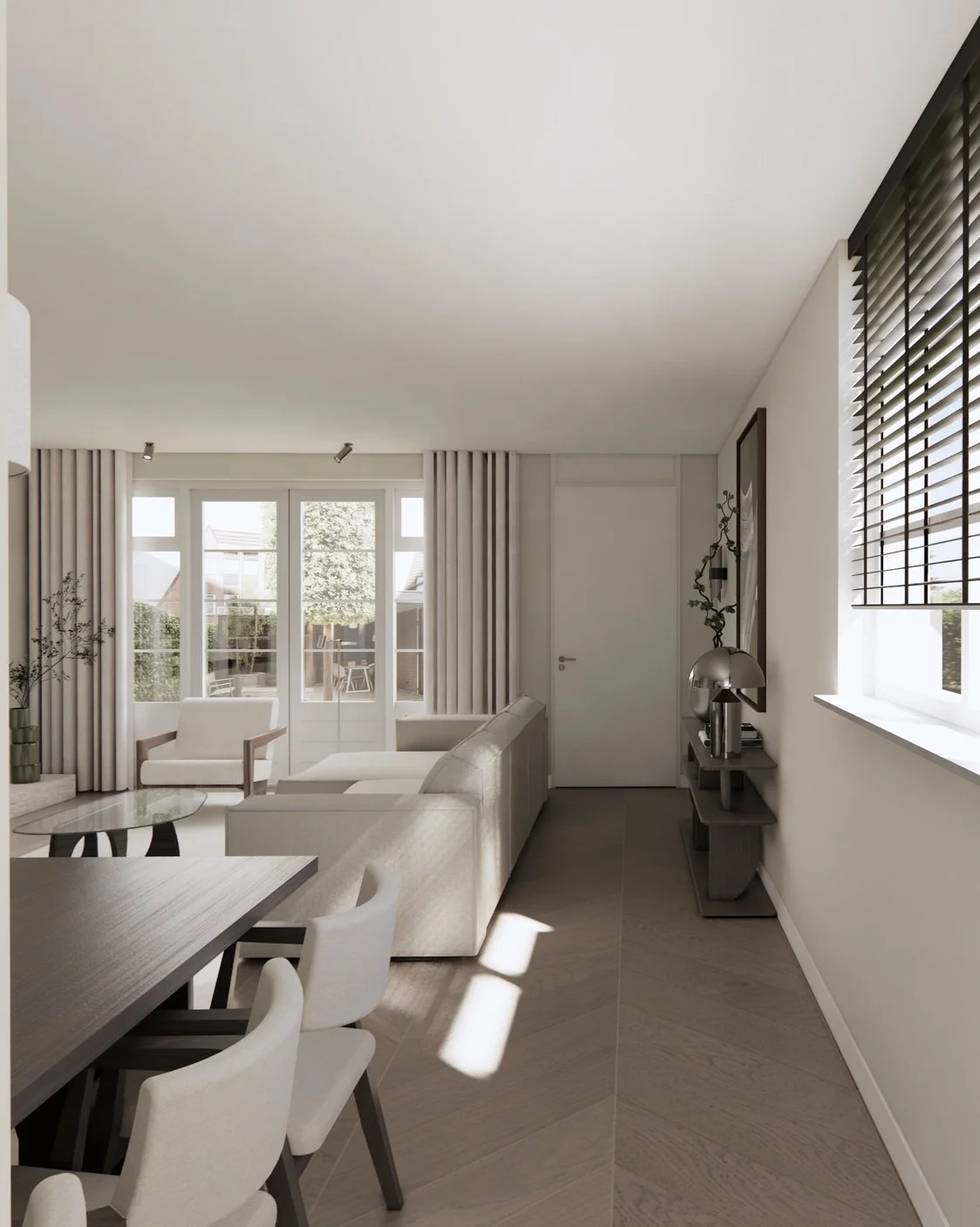 Een lichte woonkamer met grote ramen met houten jaloezieën, een witte bank, een armstoel, een glazen salontafel, en een televisie op een lage houten kast. Er is een deur die uitkomt op een terras.