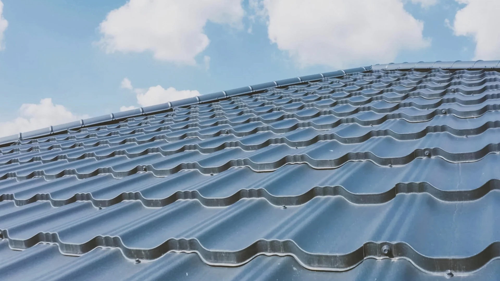 Blachodachówka jako trwałe pokrycie dachowe – nowoczesny dach z blachy