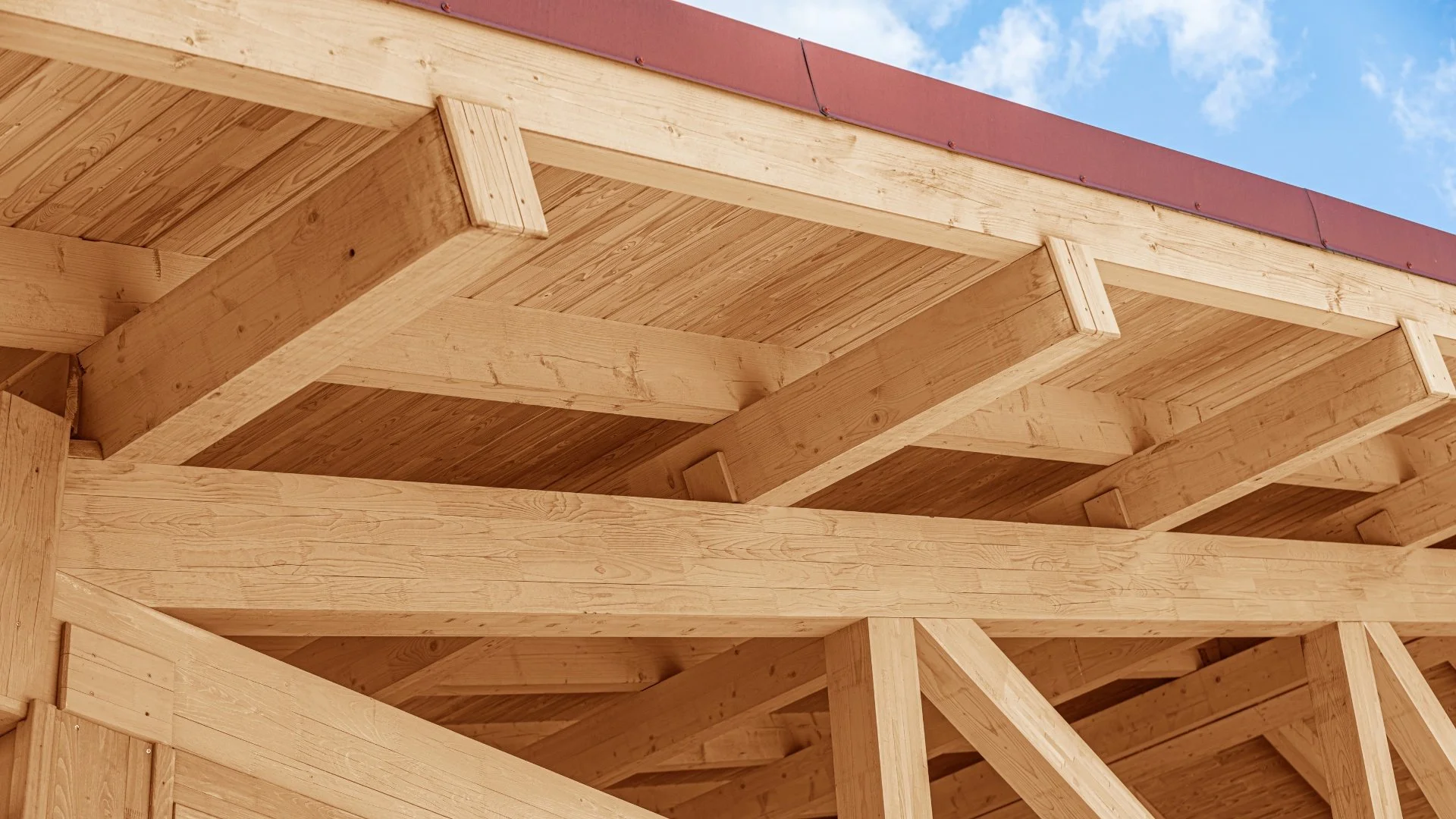 Szczegół drewnianej konstrukcji dachu – belki i elementy więźby dachowej