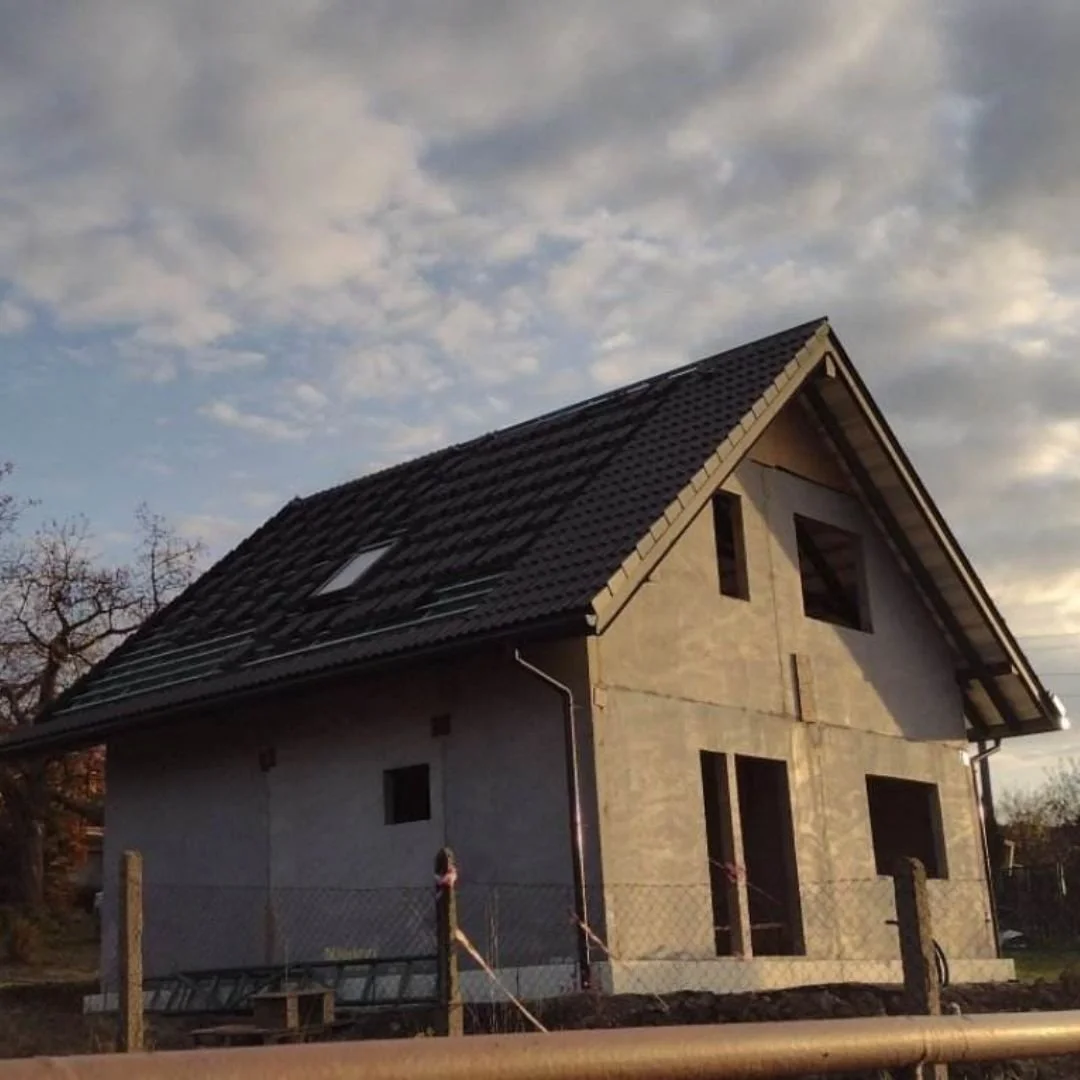 Nowy dom jednorodzinny w stanie surowym otwartym z pokryciem dachowym z dachówki ceramicznej.