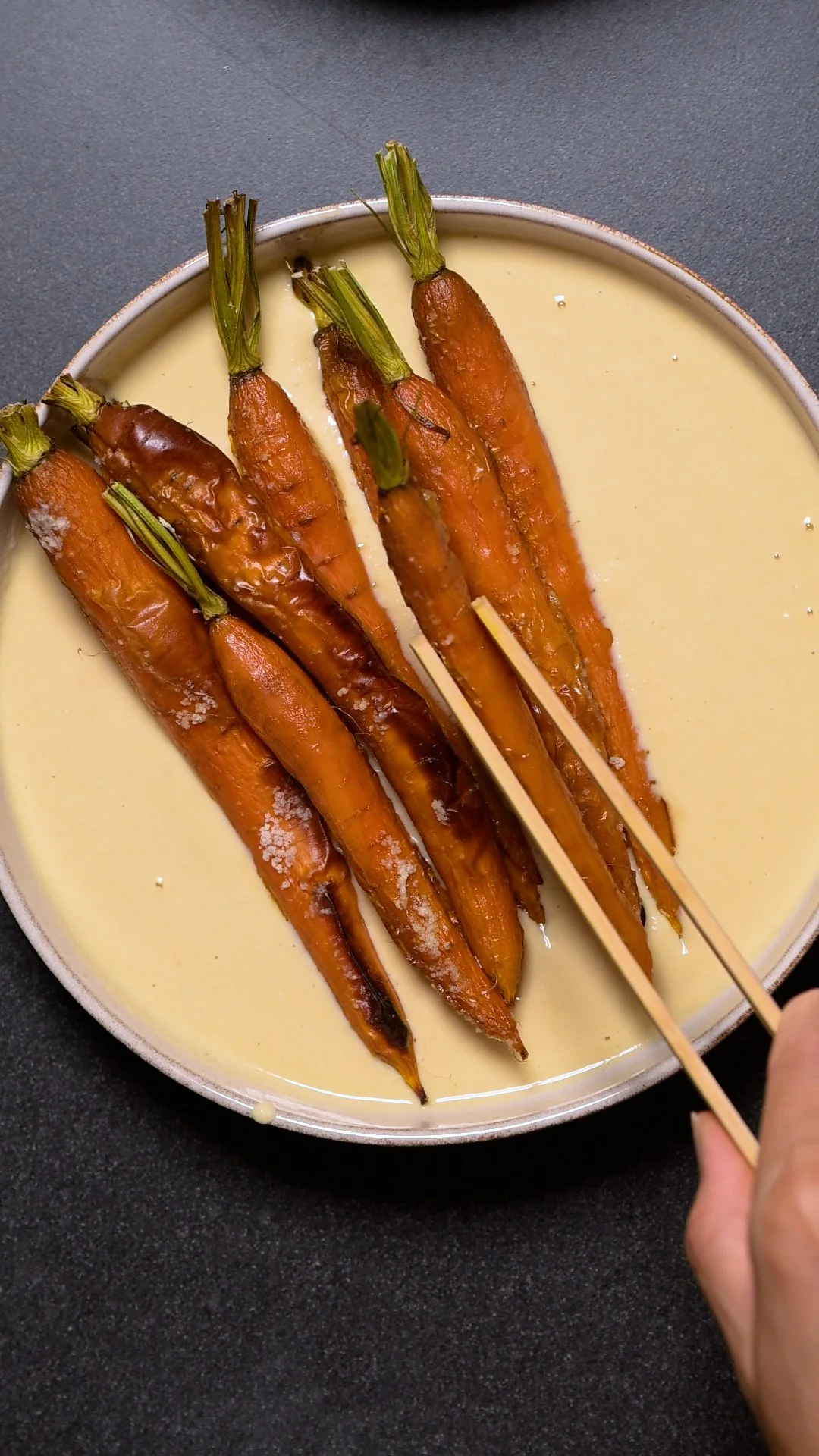 Ofenkarotten mit Hummus-Dip