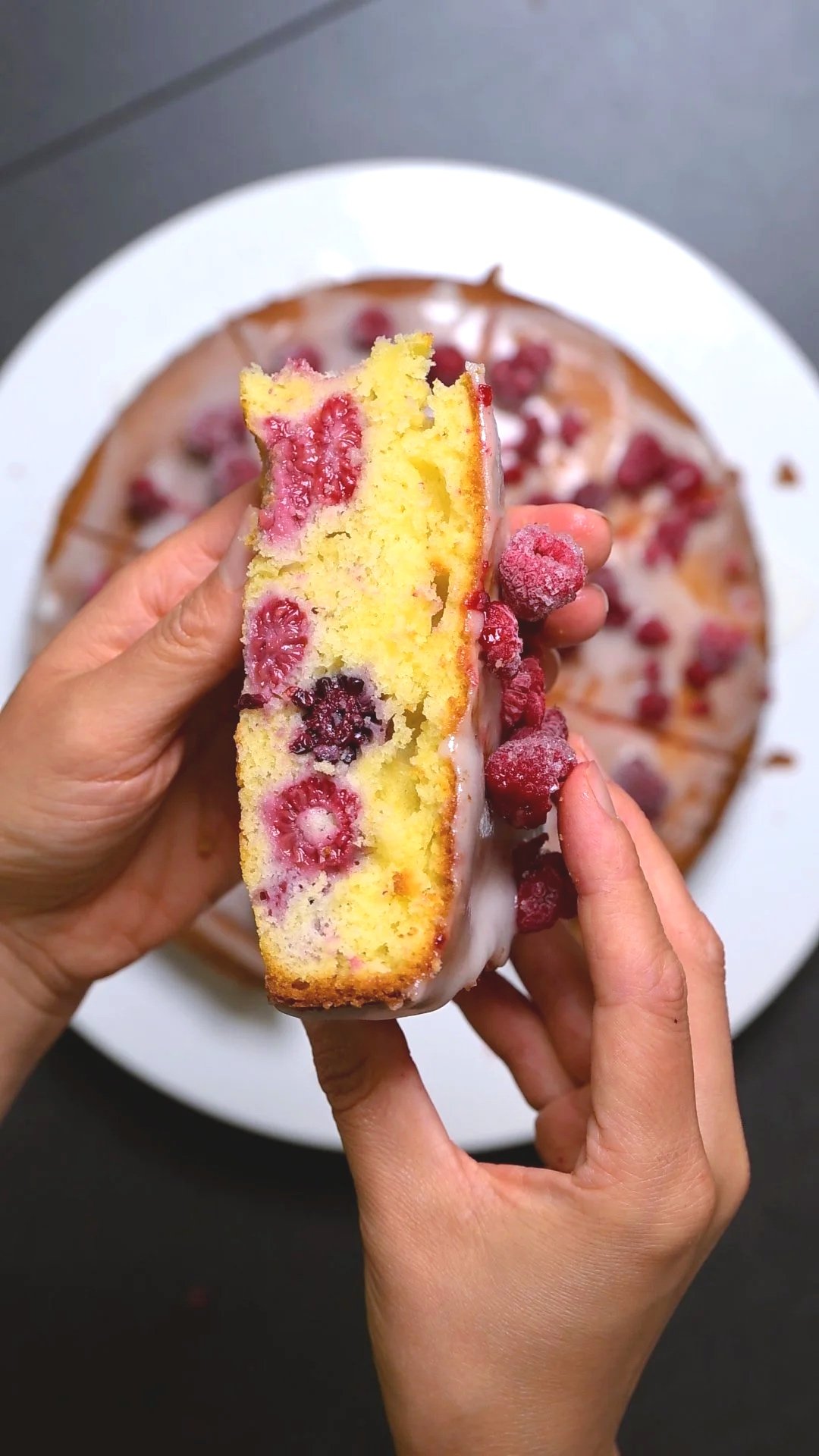 Zitrone Himbeer Brombeerkuchen