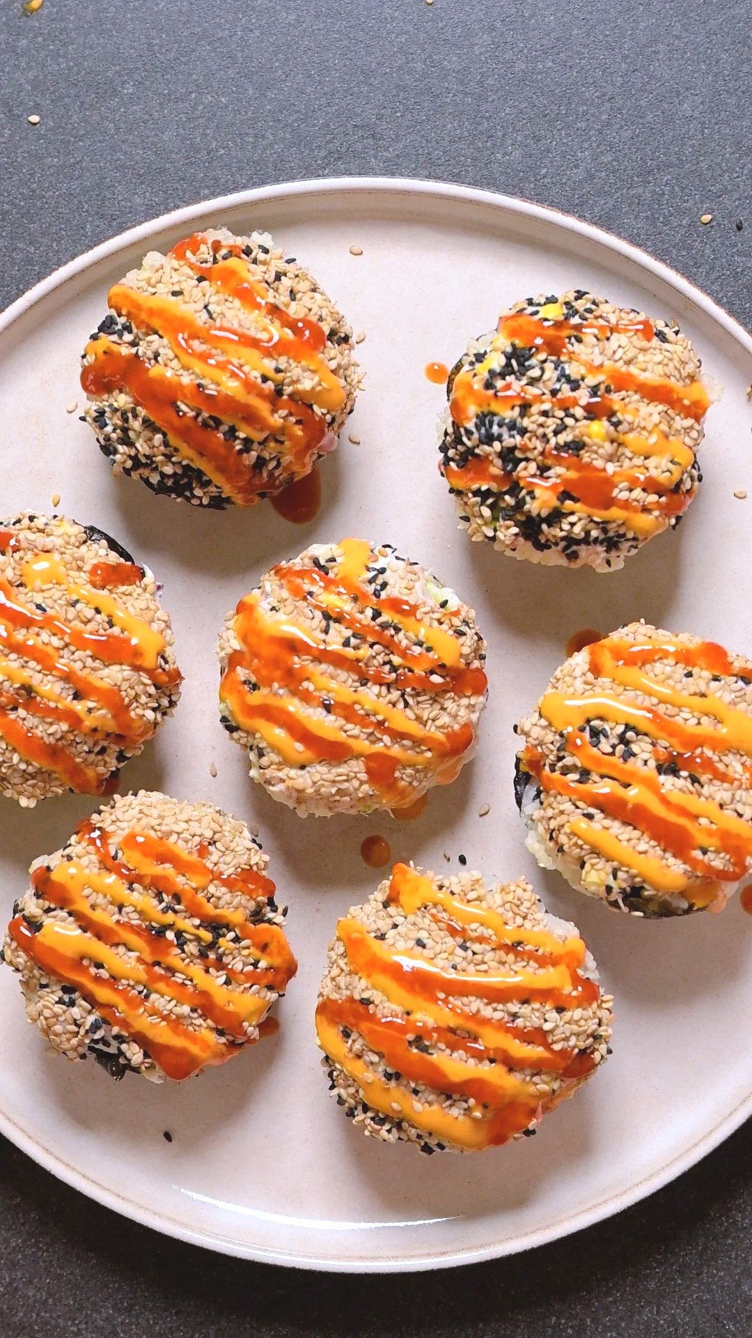 Sushi Rice Cups mit Sriracha Sauce