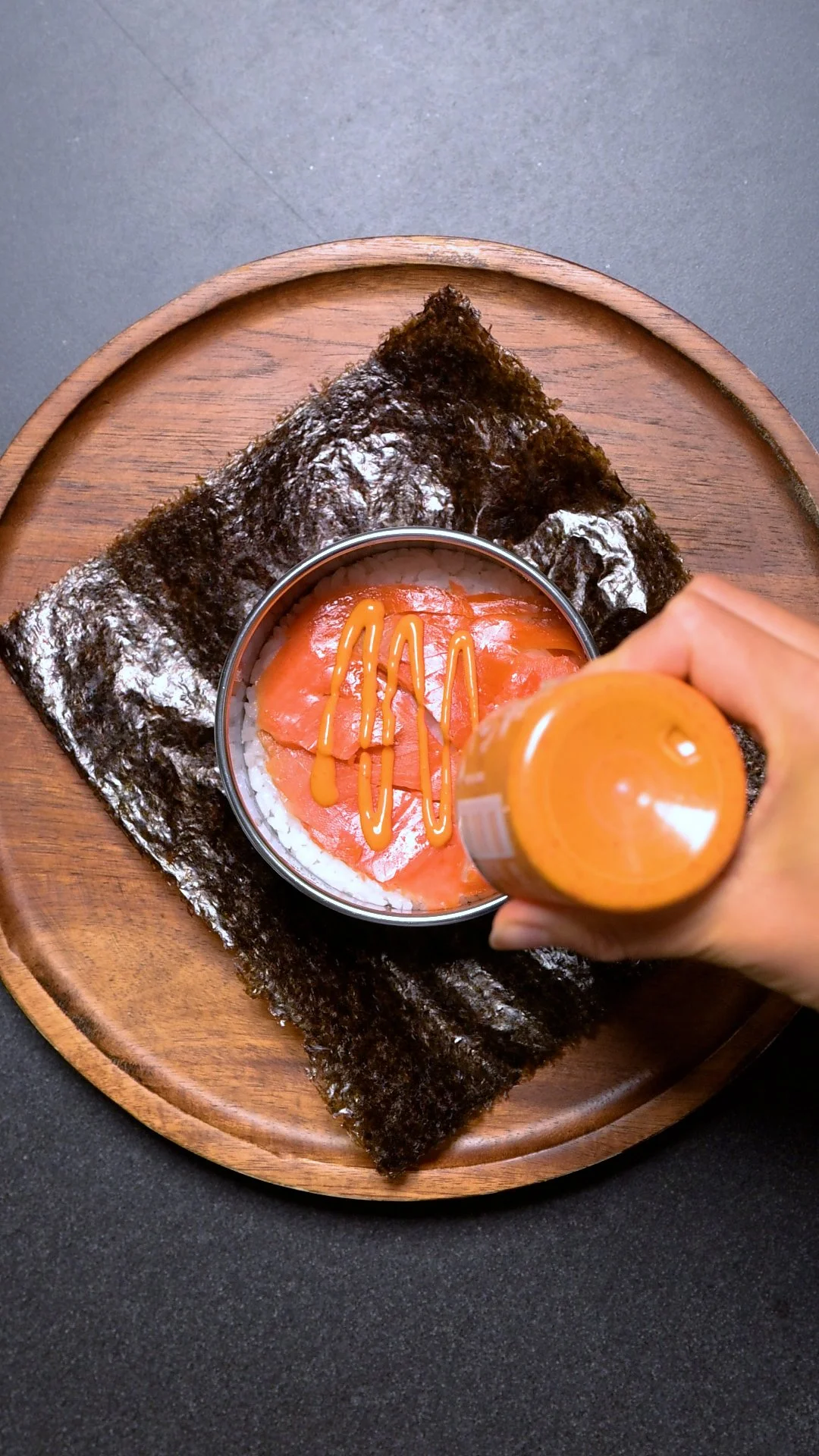 Sushi Burger mit Siracha Sauce