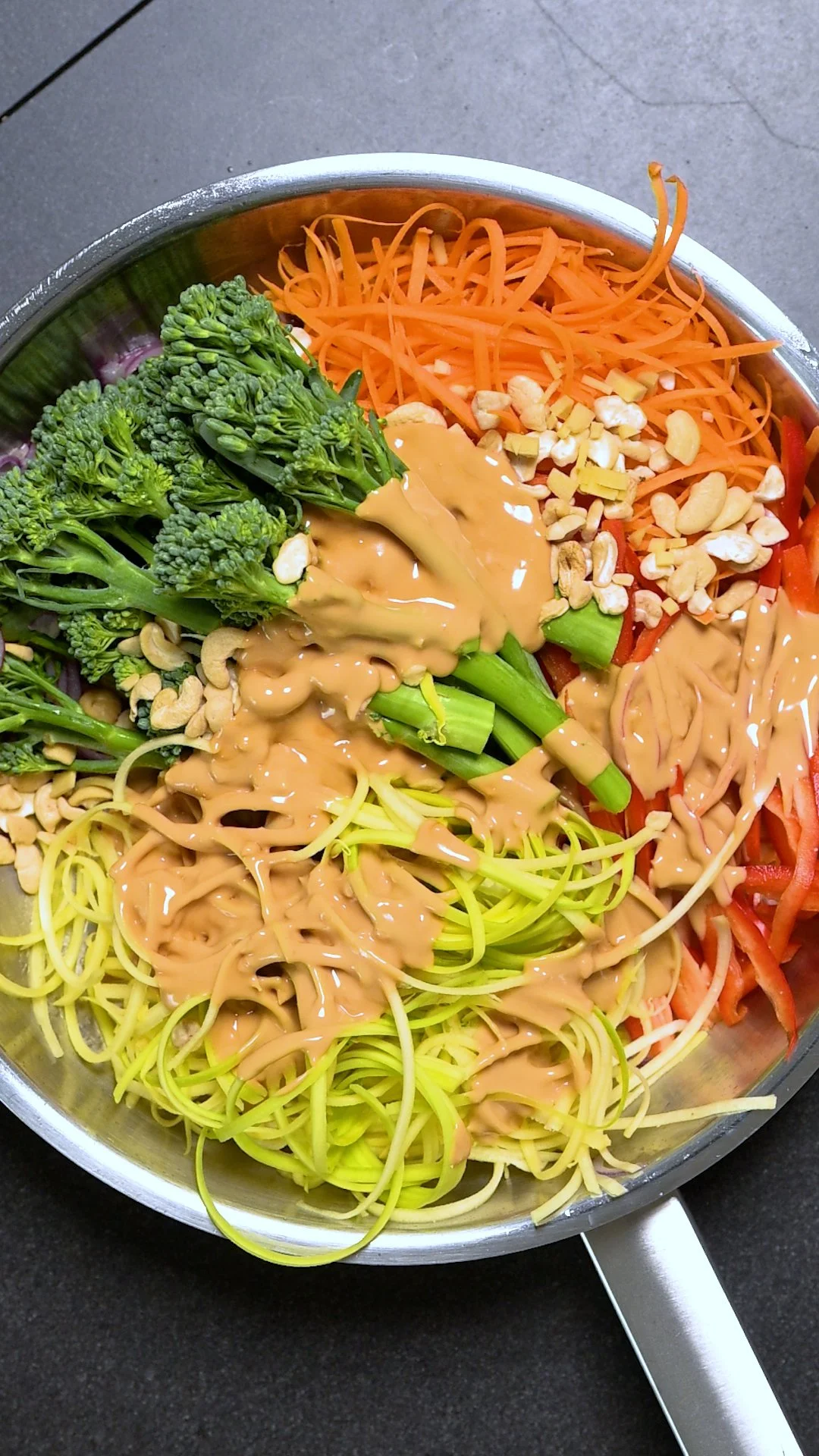 Asia Gemüsepfanne mit Zoodles und Erdnusssauce