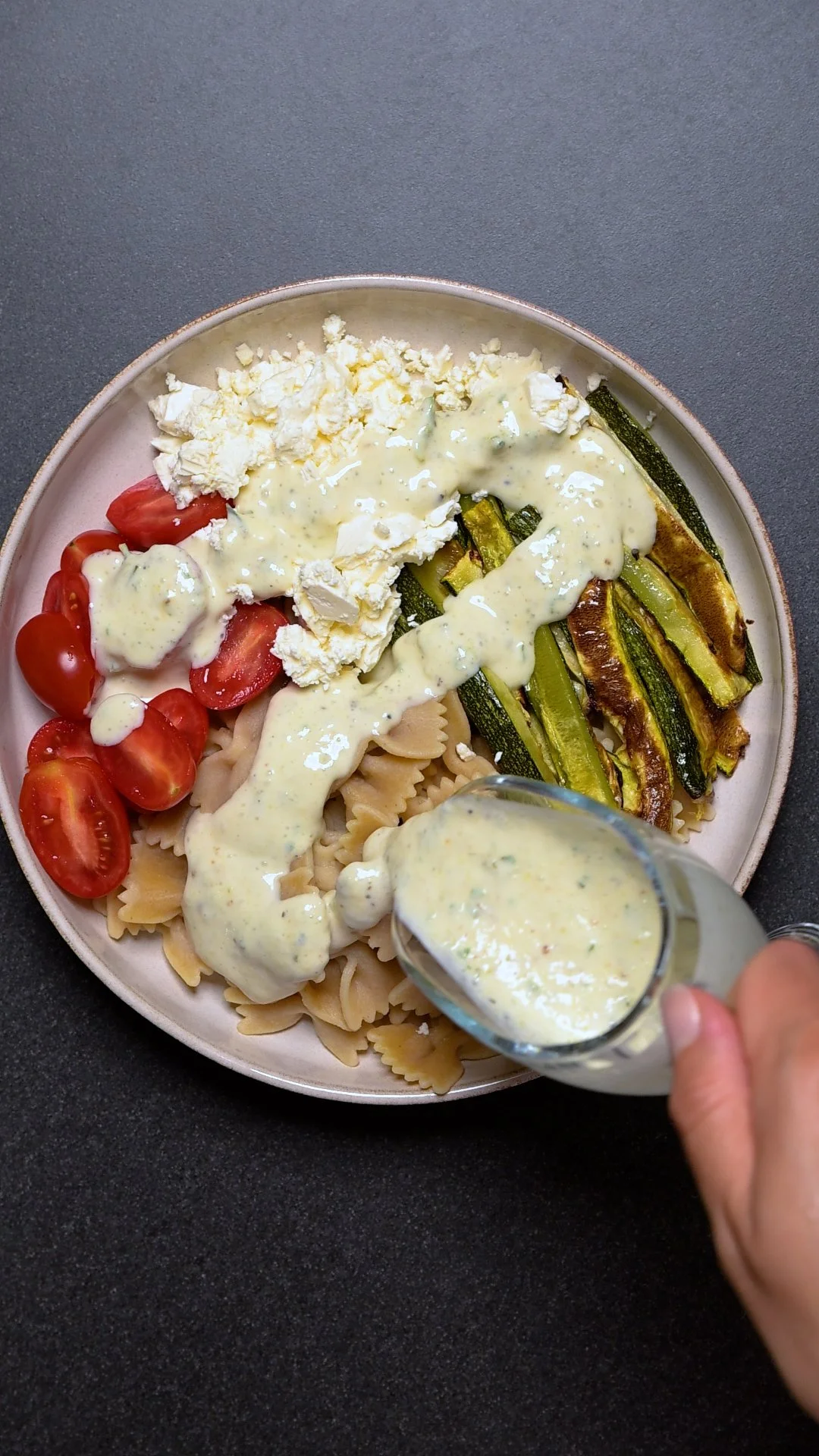 Mediterraner Antipasti-Nudelsalat mit Ofenzucchini, Feta & cremigem Basilikum-Dressing