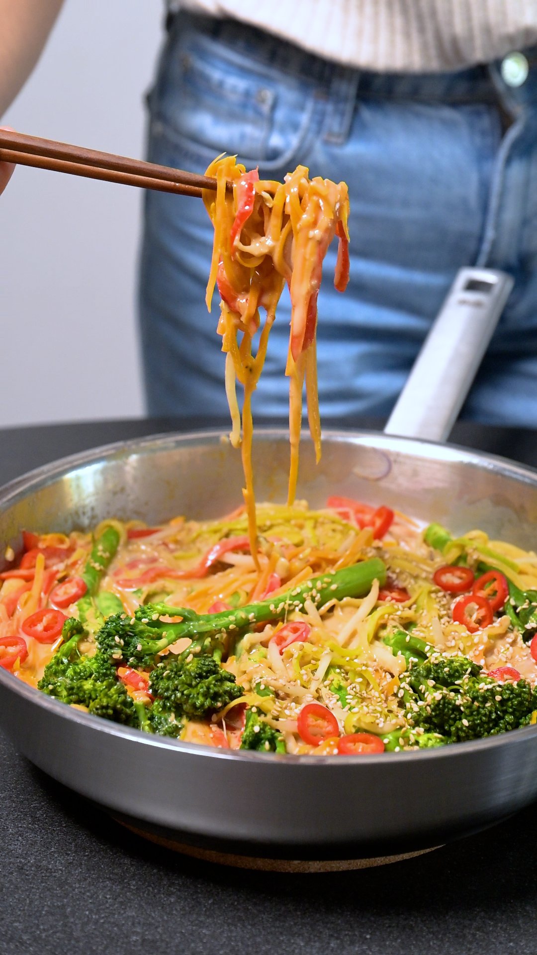 Asiapfanne mit Erdnusssauce