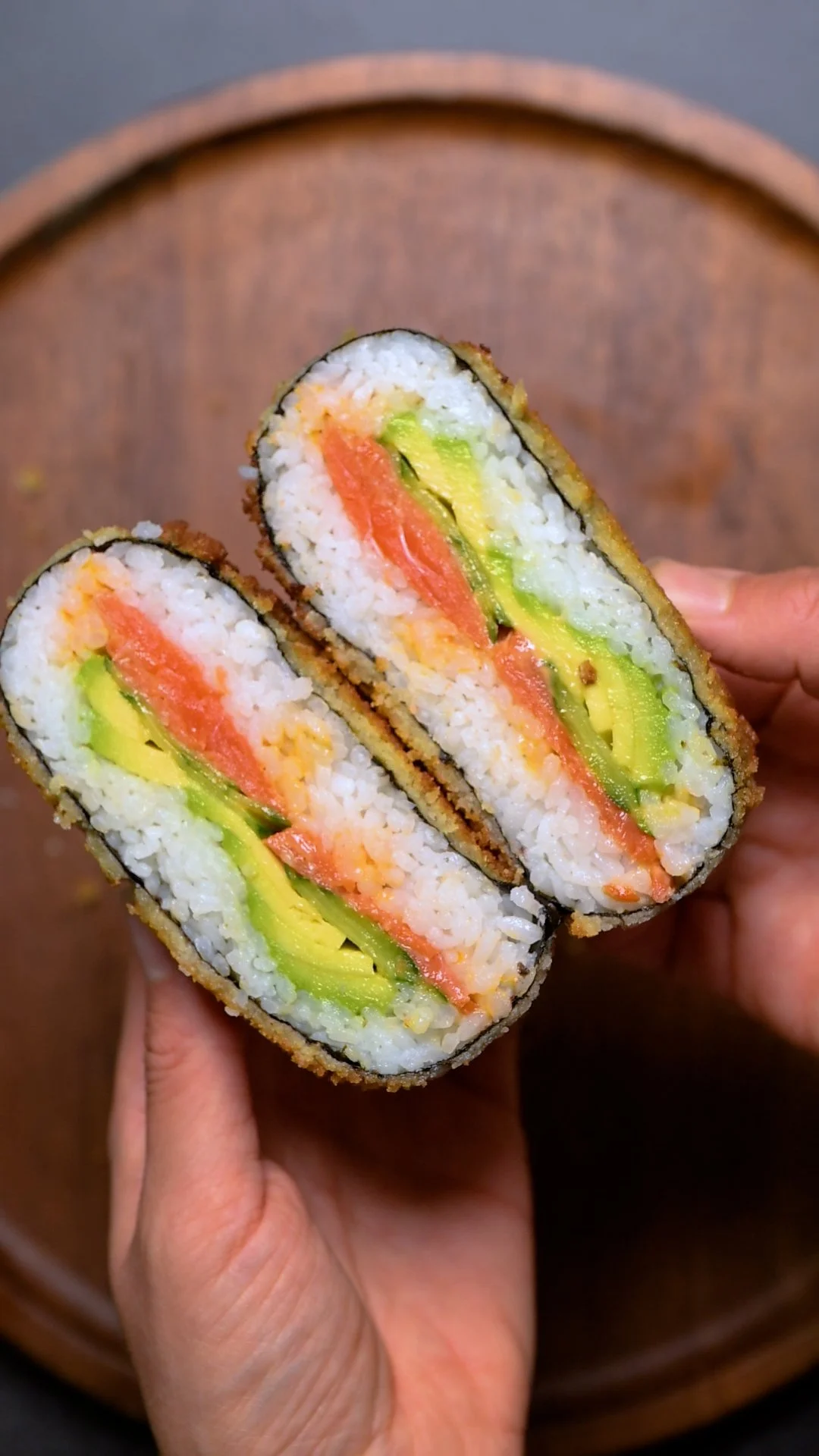 Sushi Burger mit Siracha Sauce