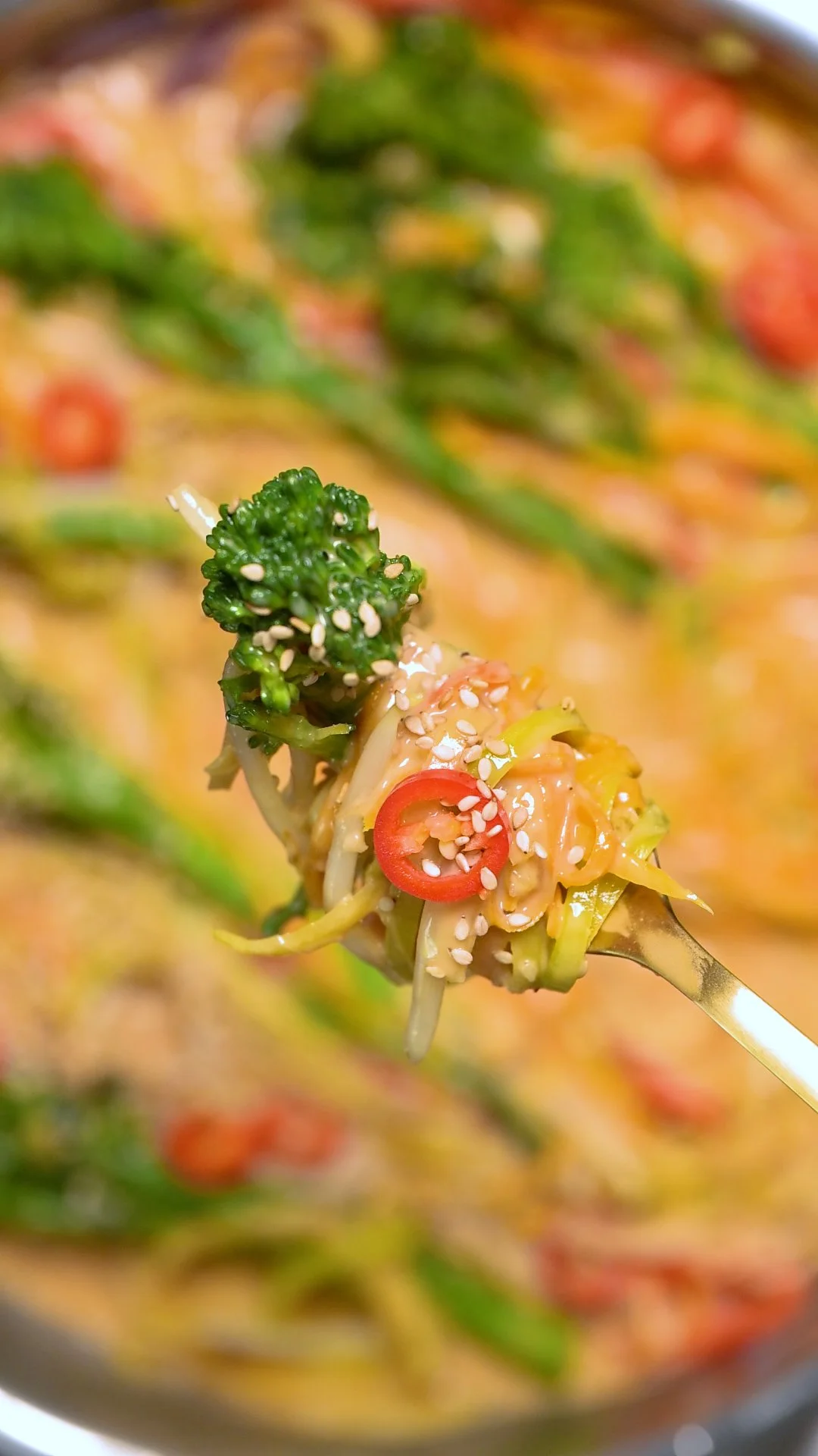 Asia Gemüsepfanne mit Zoodles und Erdnusssauce