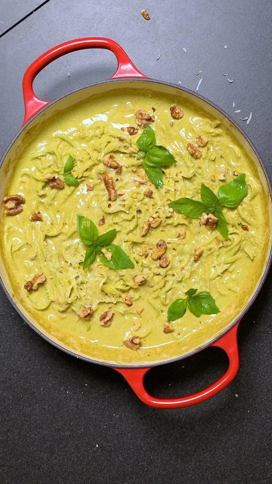 Zoodles mit Walnüsse und Pesto