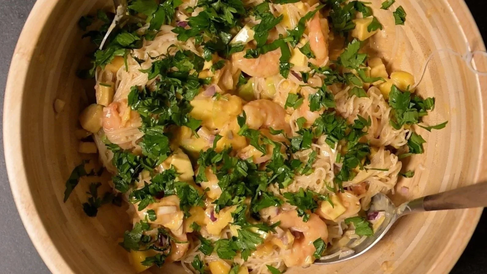Glasnudel Mango Erdnusssauce Salat mit Garnelen