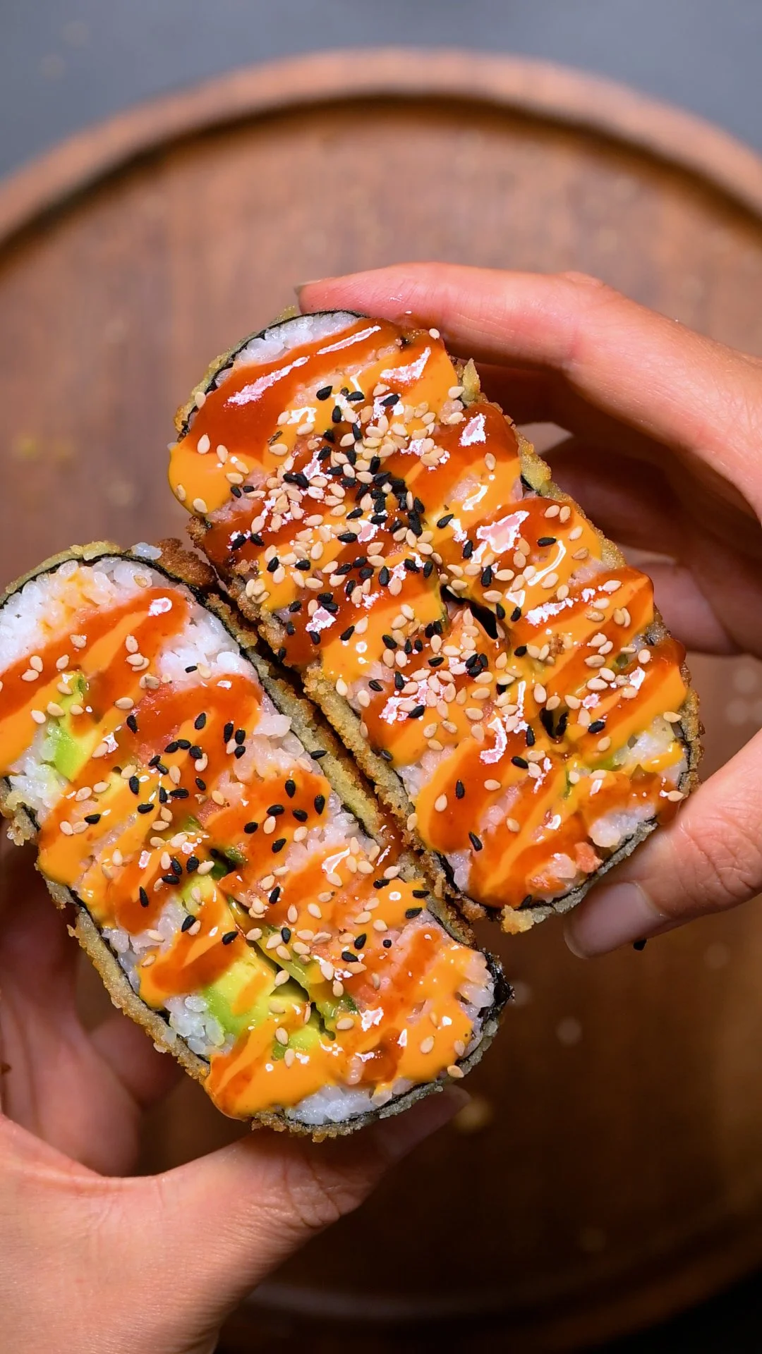 Sushi Burger mit Siracha Sauce