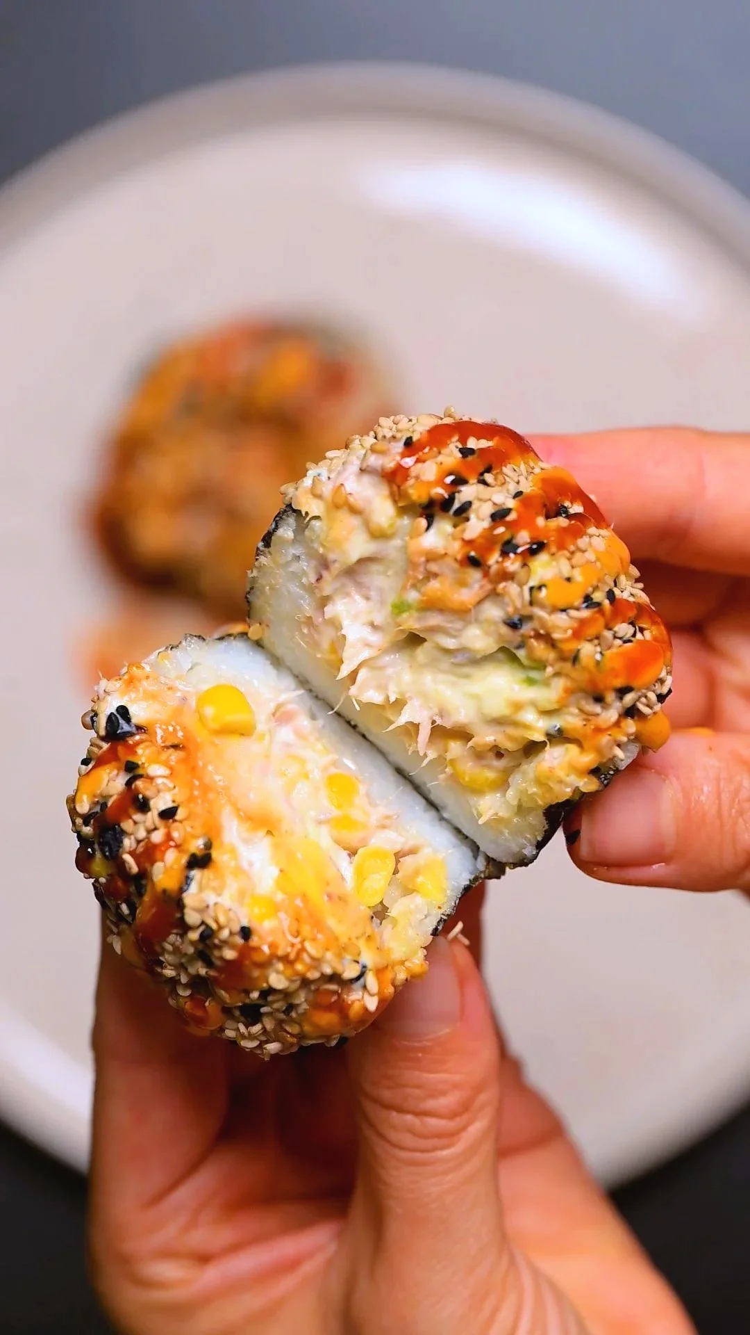 Sushi Rice Cups mit Thunfisch, Avocado, Mais, Frischkäse und Zwiebelfüllung