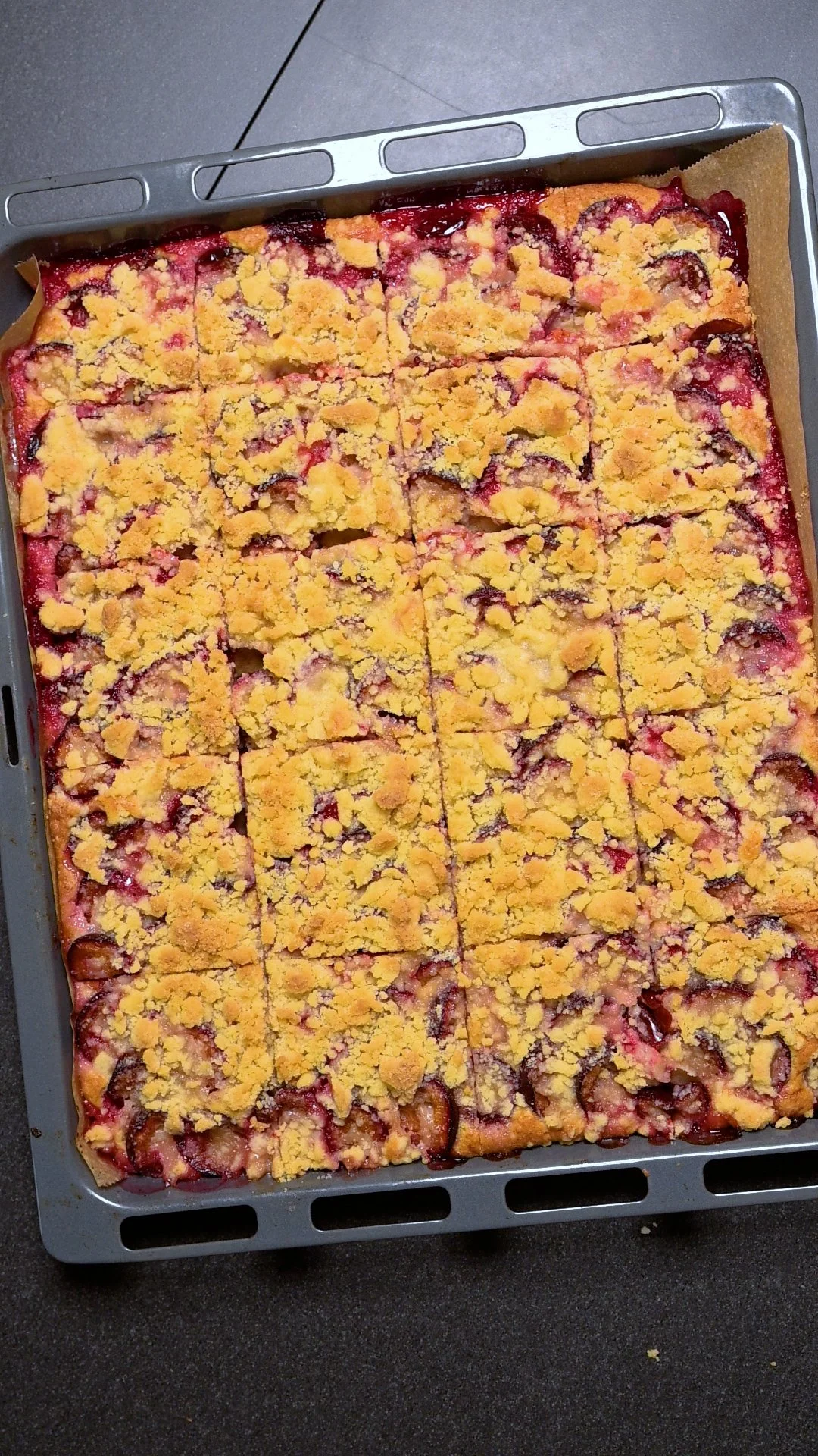 Zwetschgenkuchen mit Streuseln vom Blech