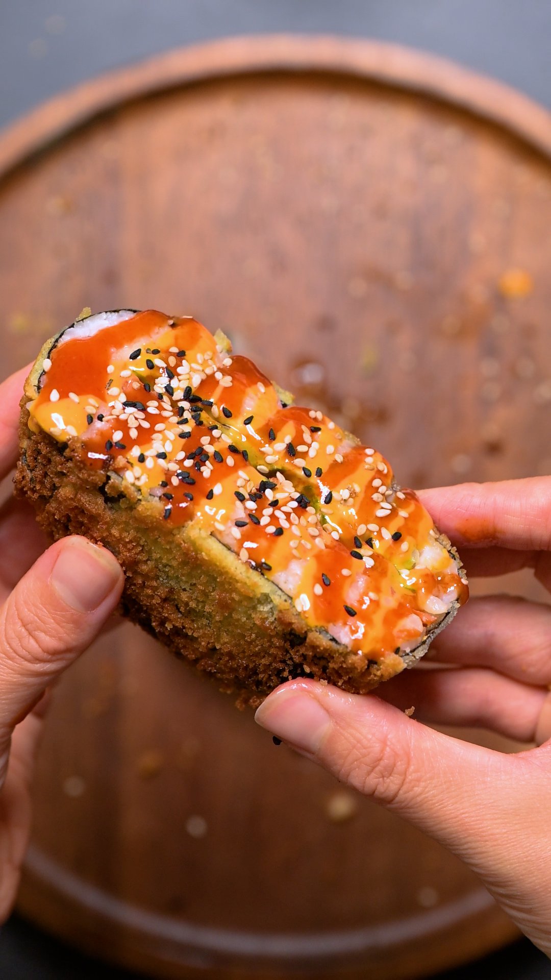 Sushi Burger mit Siracha Sauce