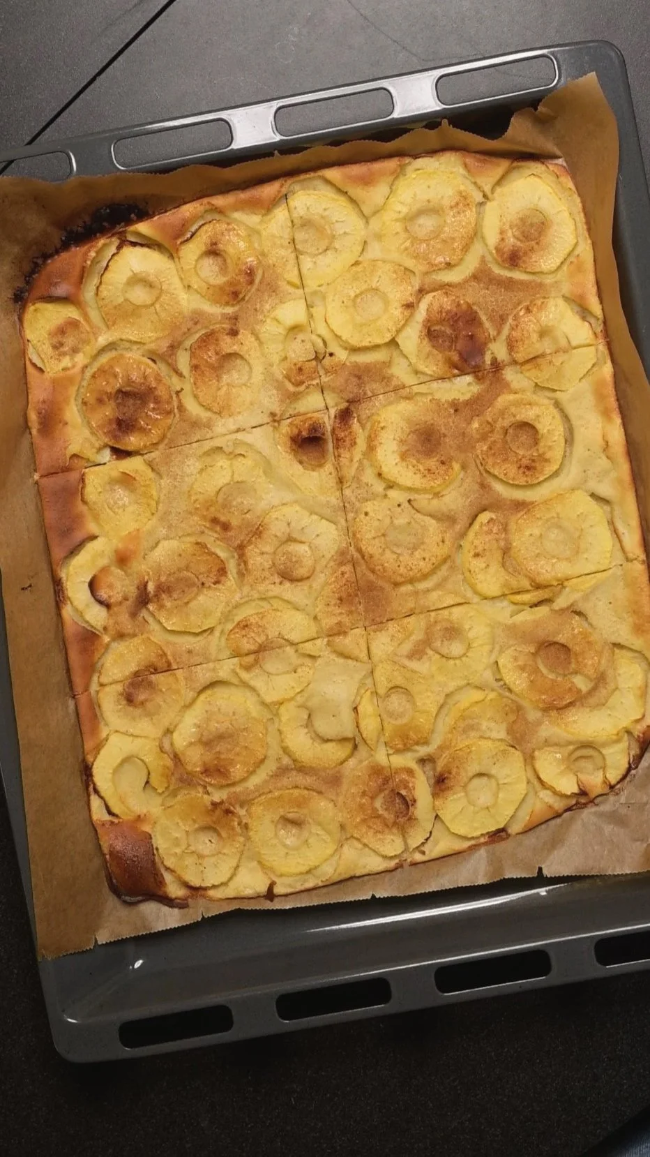 Blech Apfel Pfannkuchen aus dem Backofen