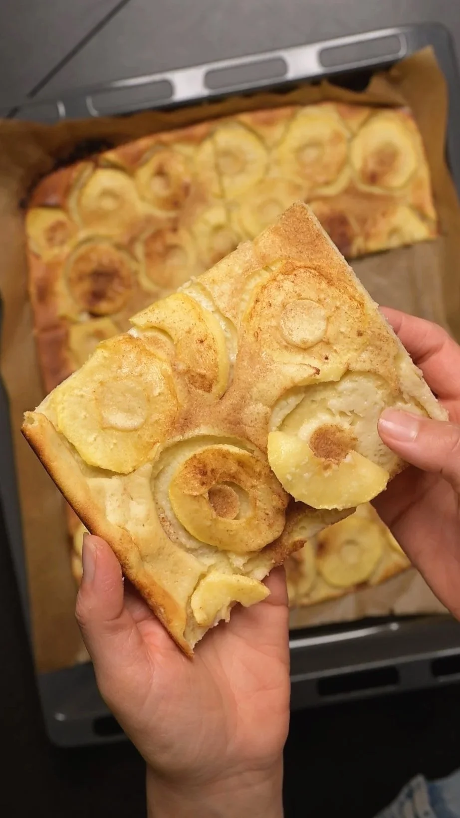 Blech Apfel Pfannkuchen aus dem Backofen