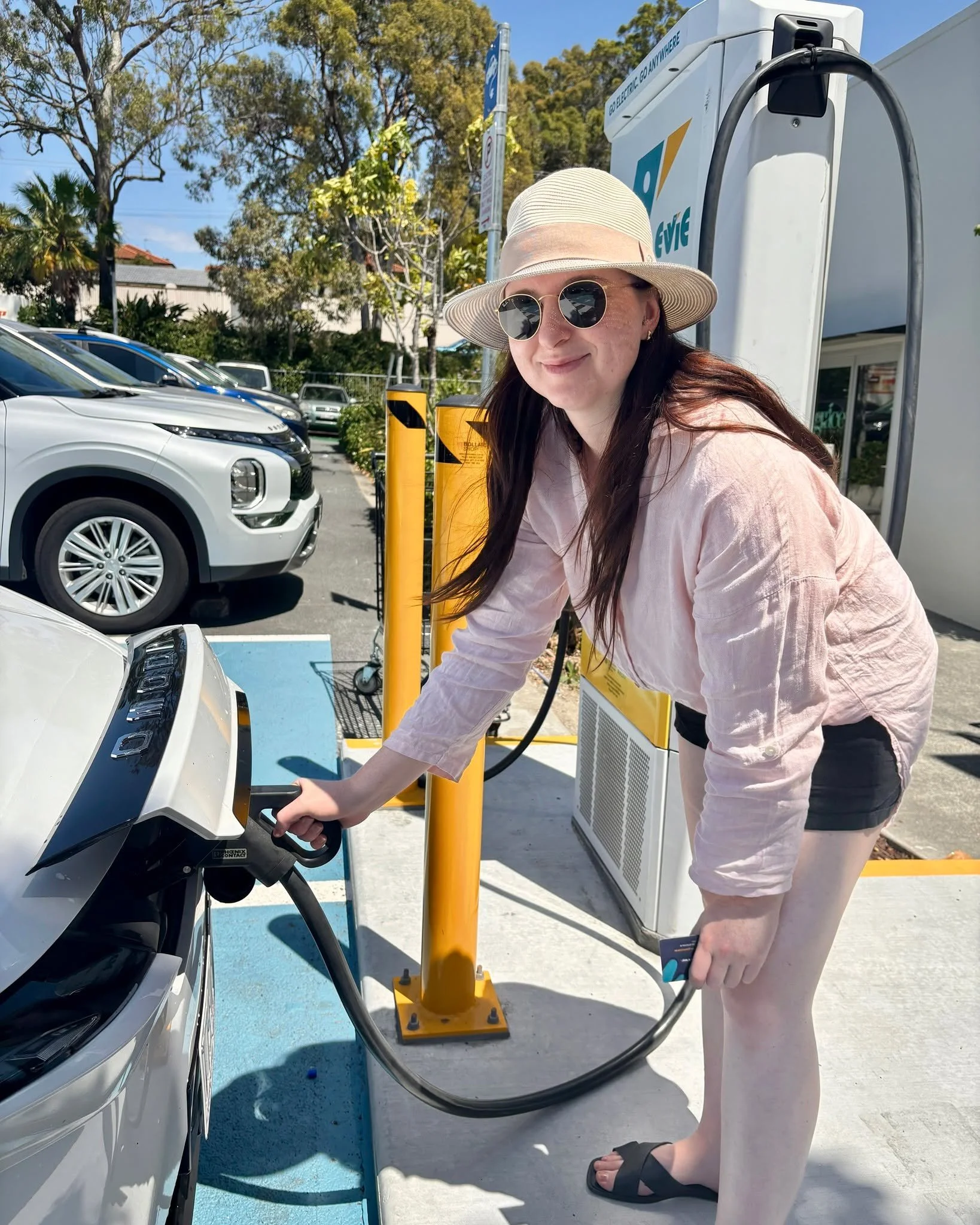 First EV experience, real talk ⚡
Alicia went from driving older cars to her first electric vehicle&mdash;a Chery Omoda. Here's what she's learned:
✅ Love: Quiet driving, wireless CarPlay, safety features, being better for the environment
❌ Challenge: