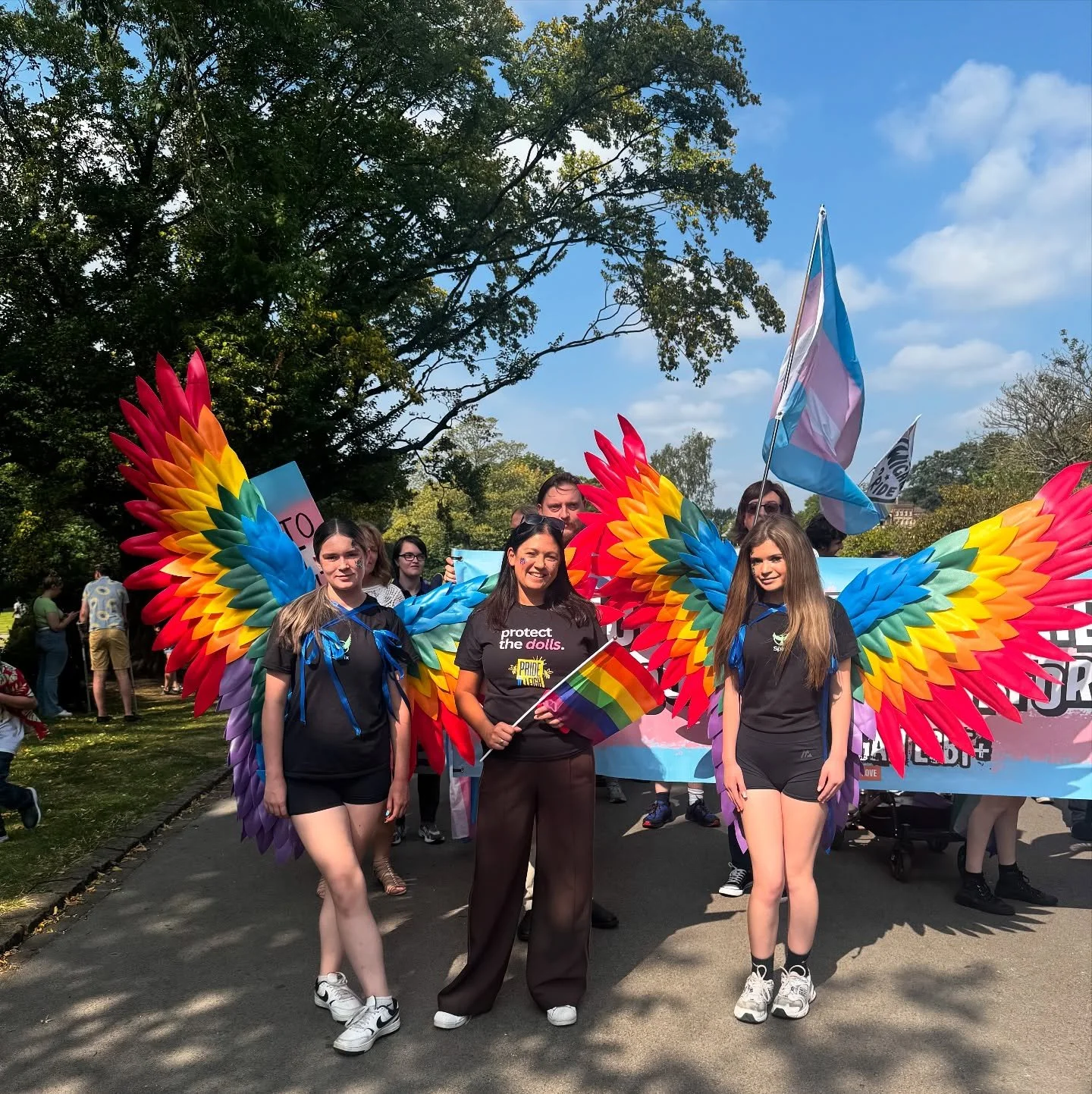 ✨Wings of Pride in Wigan!✨
Bringing colour, creativity and community together at Wigan Pride 🌈💫 Huge thanks to Vicky Tyrell for the incredible wings, made possible with support from @everydaywigan .
Amazing to meet and see Lisa Nandy MP celebratin