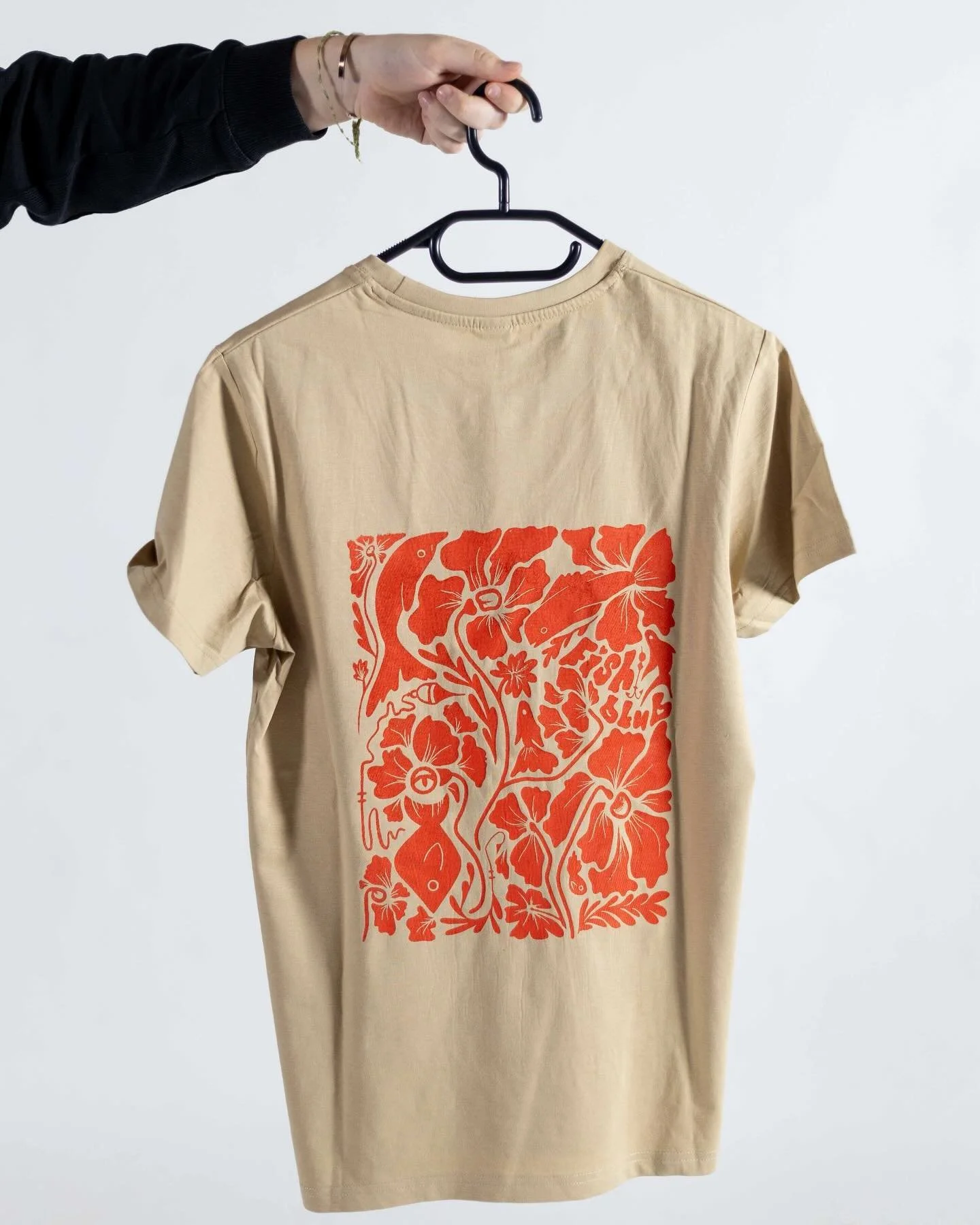 ~te koop~
Samen met @_stephen_vb heb ik weer shirts gemaakt.
We hebben 2 soorten ontwerpen, the FISHERMAN en SEAFLOWER, op 3 verschillende kleuren shirts. Shirts zijn wit, zwart of beige en de ontwerpen zijn hand gedrukt.
Wil je een shirt kopen kan j