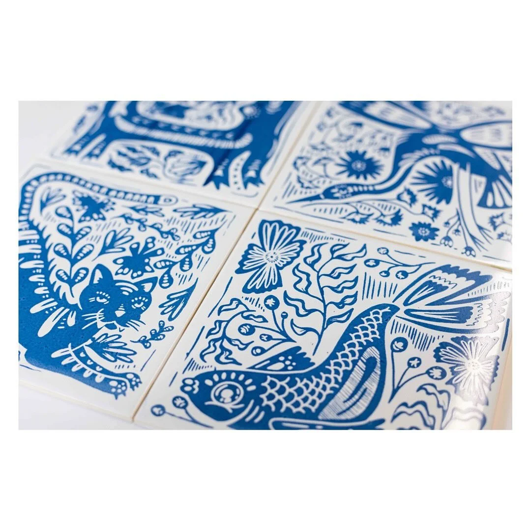 Foto’s van een paar projecten afgelopen jaar☀️
Zeefdruk op keramiek
Potten gedraaid
Keramieken tegels gemaakt met mallen
Zeefdruk op glas
Zeefdruk met puff inkt op textiel