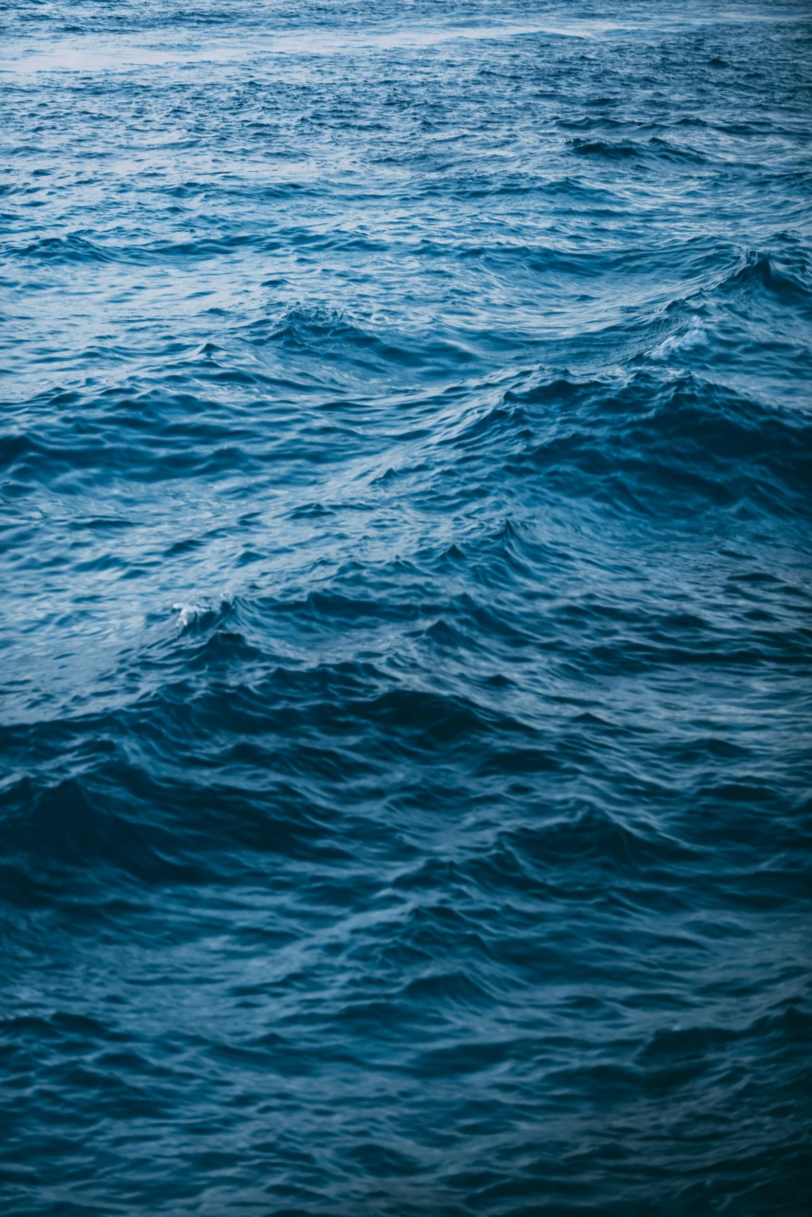 Océan avec des vagues bleues.