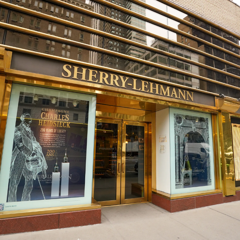 Façade d'une boutique Sherry-Lehmann, avec vitrines décoratives et panneau doré.