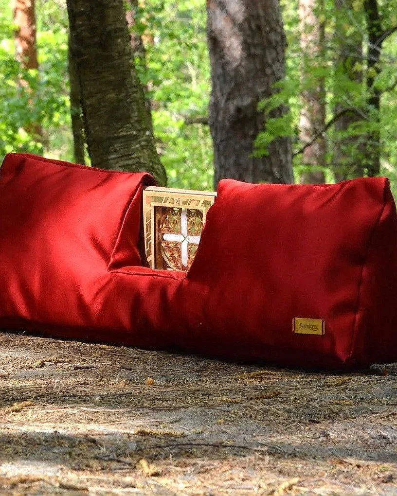 Crana 10K Prana Fire &ndash; Italienische Seide trifft kraftvolle Energie. 🔥
Ein hochwertiges zweiteiliges Wohnaccessoire mit pranaf&ouml;rderndem, energetischem Inlay aus Kupfervlies, Magneten und Rosenquarz. Hinstellen und f&uuml;hlen: intensive P