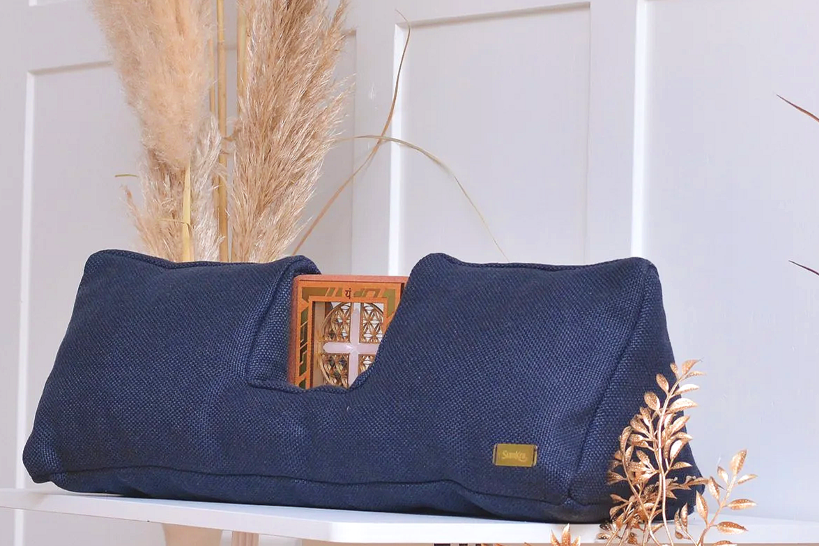 Crana Samkhya Blue aus tiefblauem italienischem Premium-Leinen in einem eleganten Wohnraum