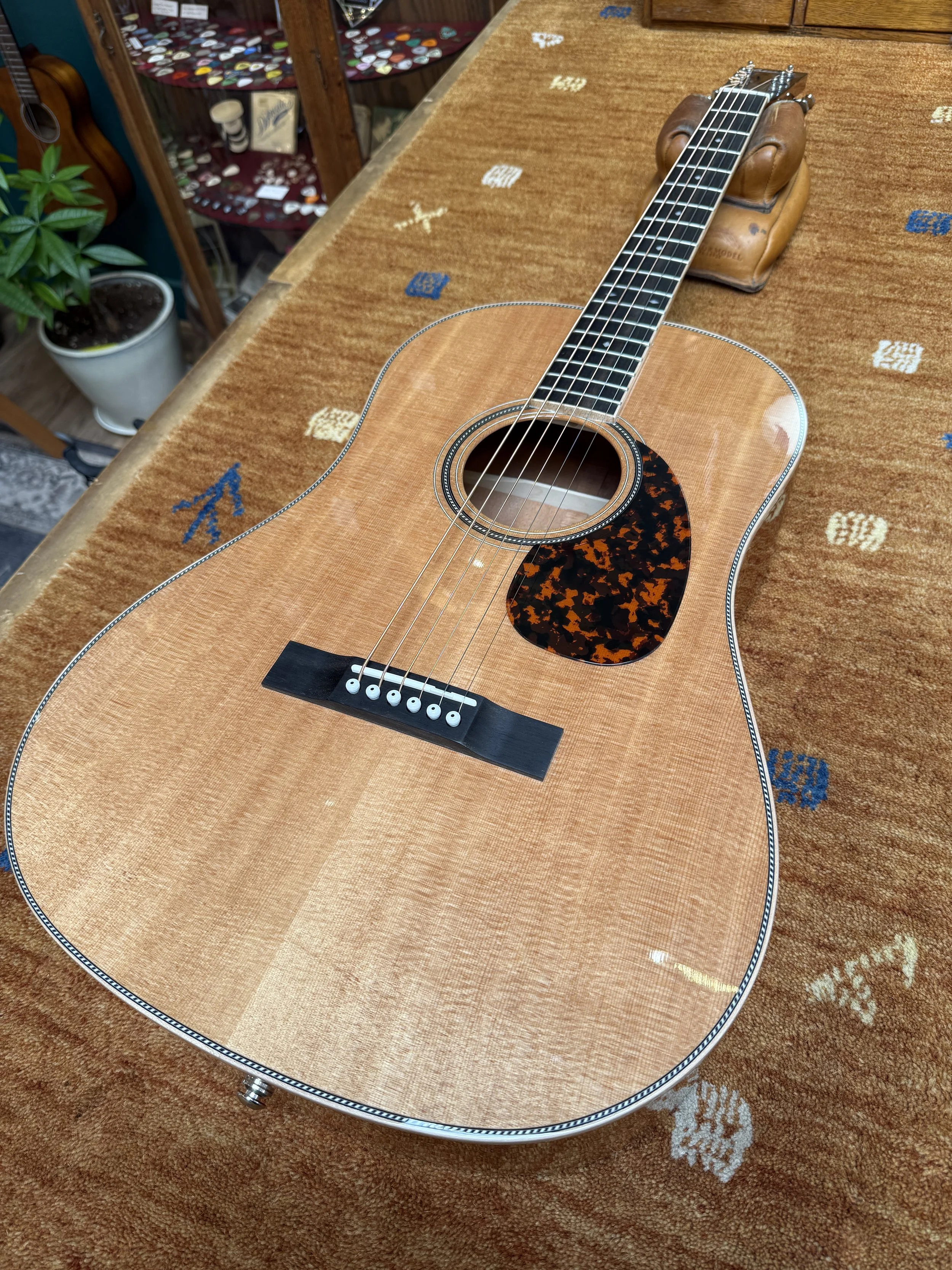 Larrivée BT-44 Baritone Acoustic Guitar - Spruce & Mahogany