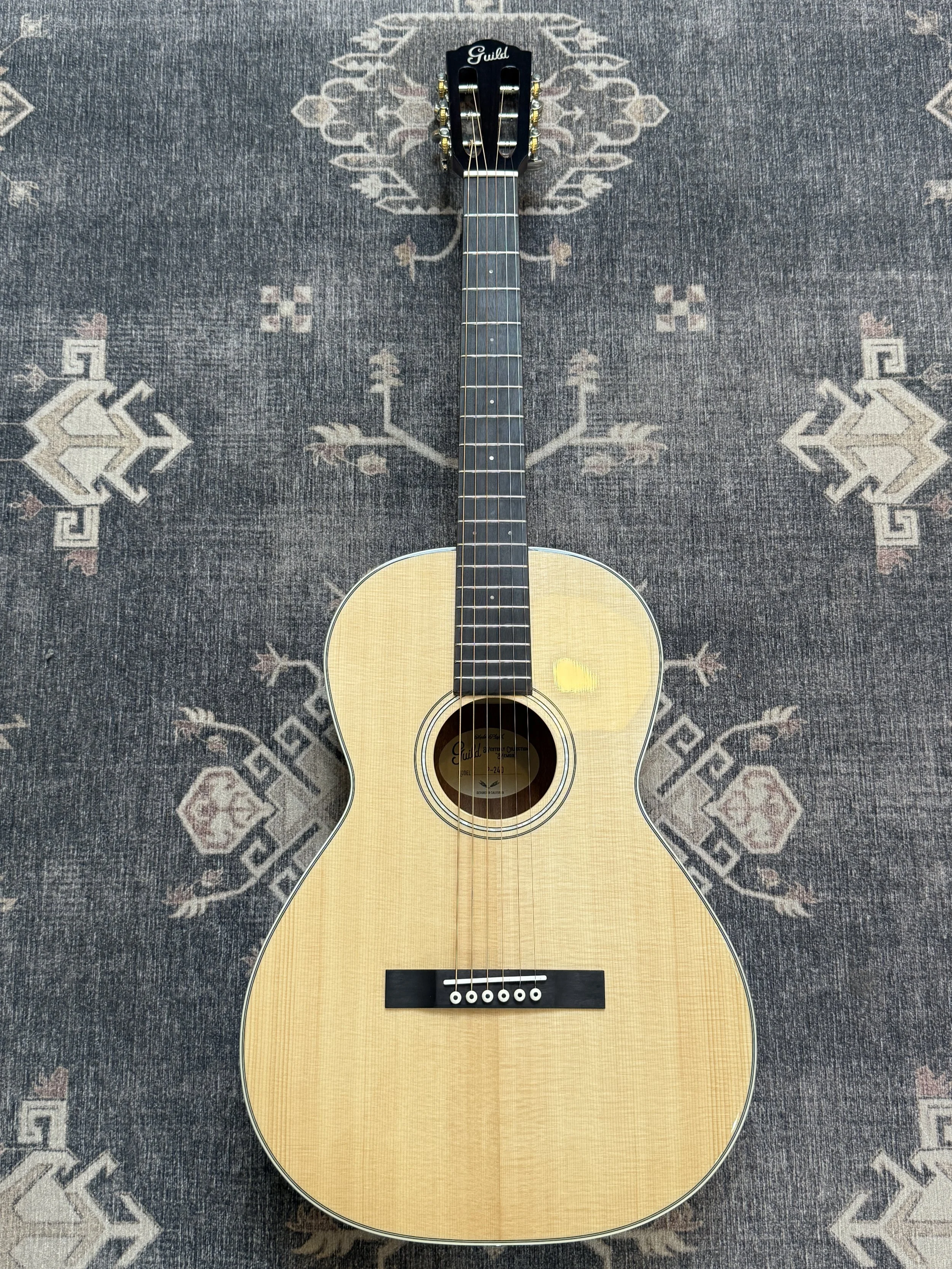 Guild P240 Memoir Parlor Guitar - Includes Bag