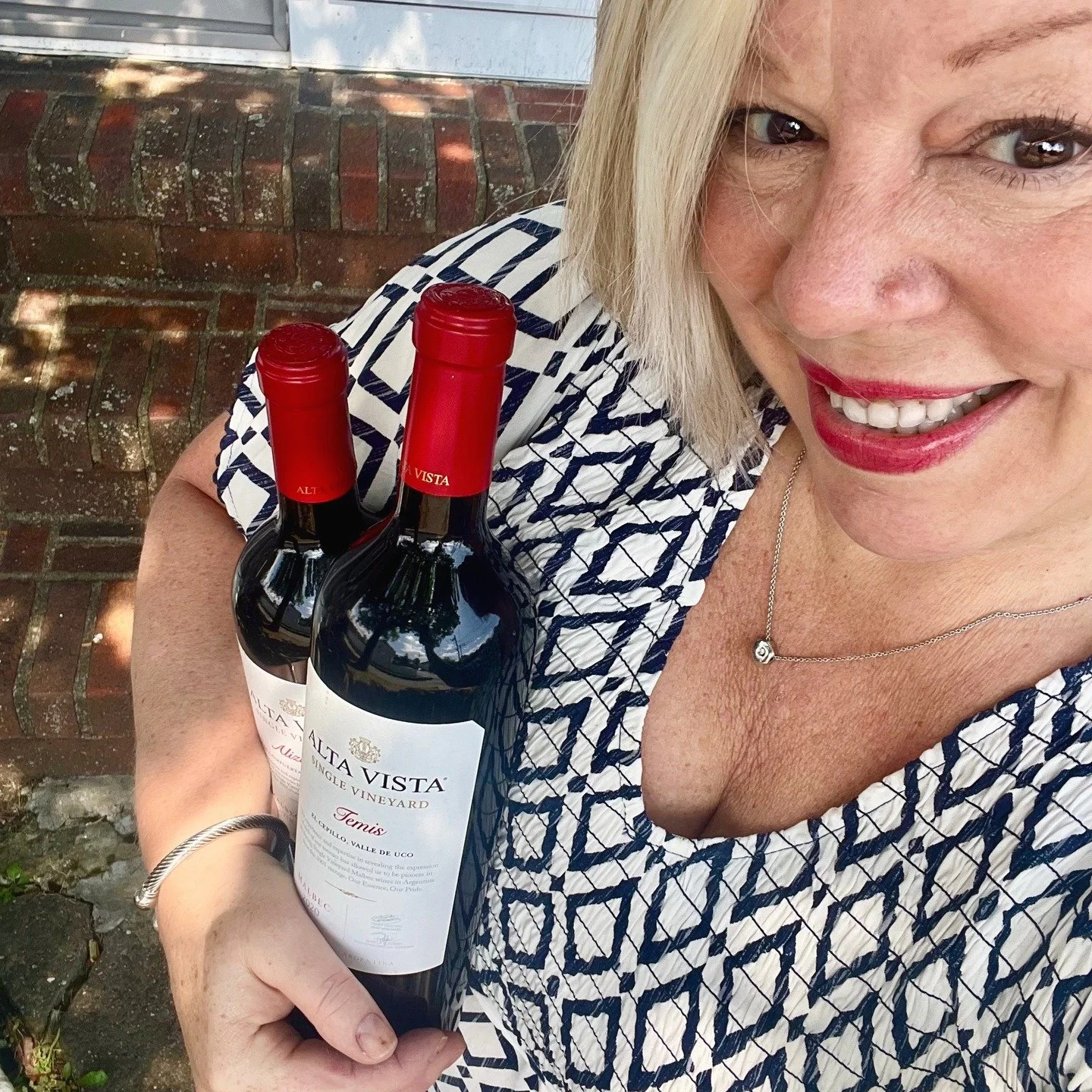 This gorgeous day needs a @bodegaaltavista #singlevineyard focus - and no better time like NOW! High elevation vineyards from the #ucovalley of #argentina will give me an intense color to the wine, concentrated aromas and flavors, structured tannins,