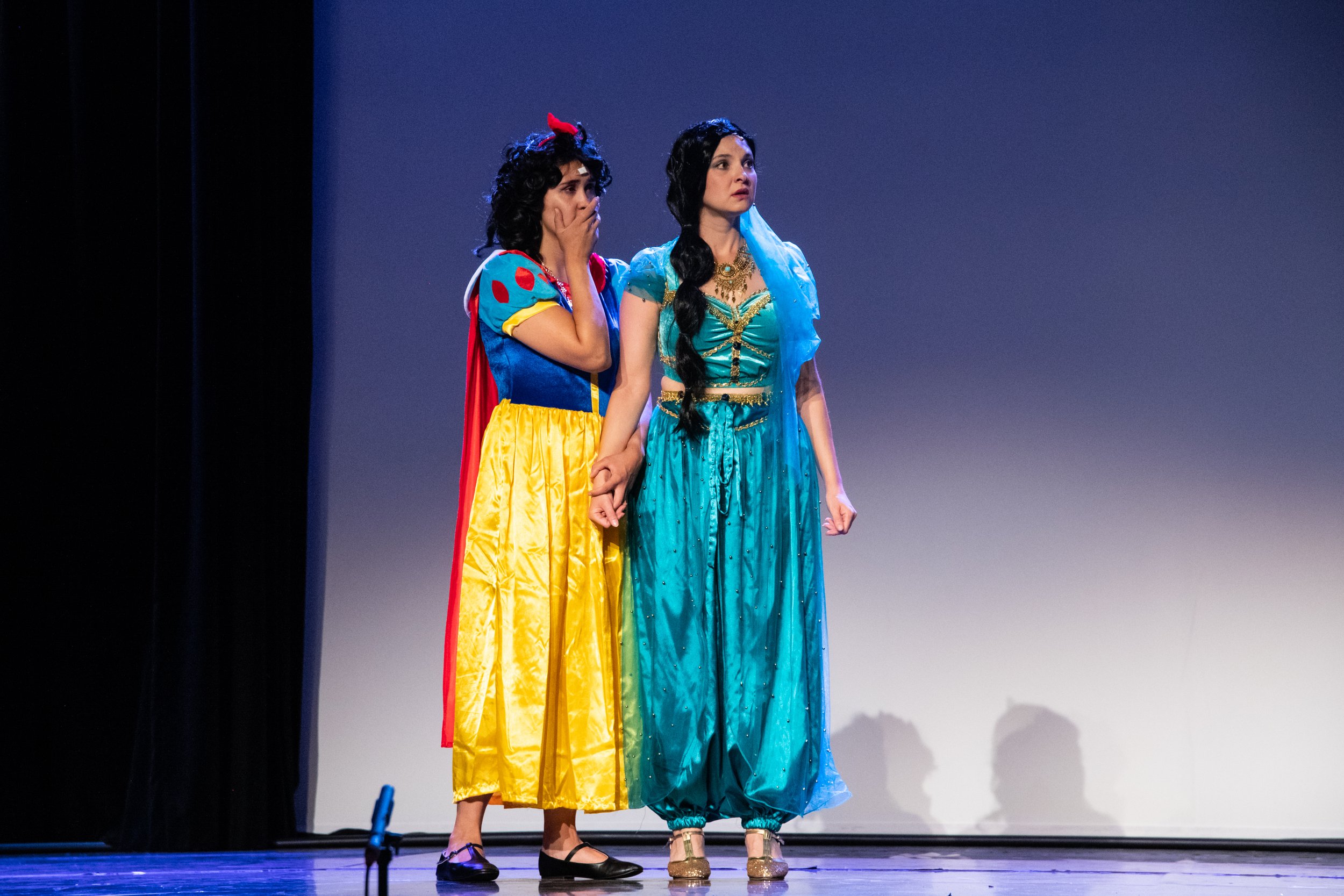 Jasmine et Blanche-Neige, inquiètes.