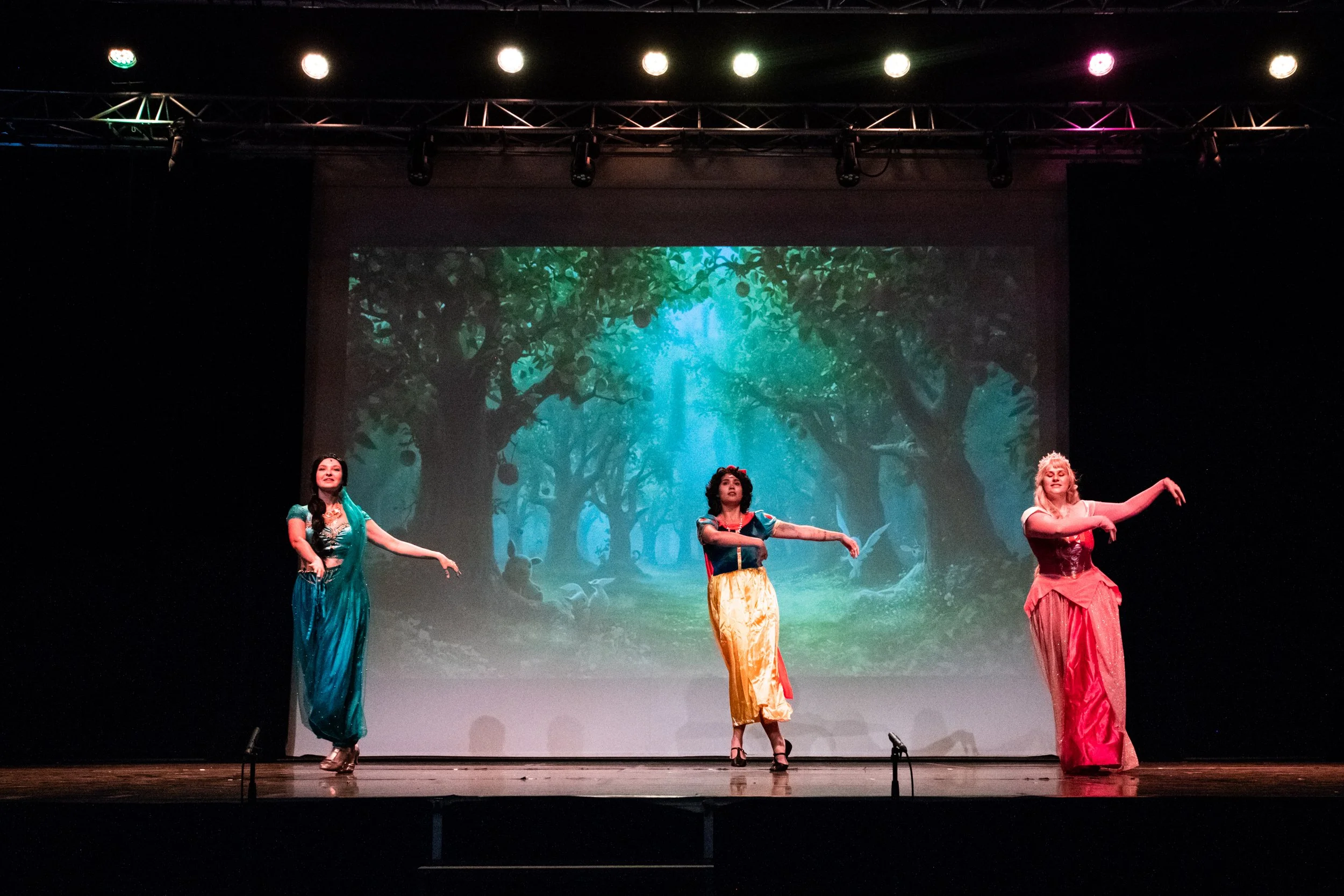 Cie Déclamé - cours de chant collectif, cours de chant particulier, cours de théâtre, cours de danse, cours de CABARET, cours de comédie musicale - enfant, ados, adulte -
Sur Auribeau Sur Siagne, Cabris, Grasse, Spéracèdes, proche de PÉGOMAS