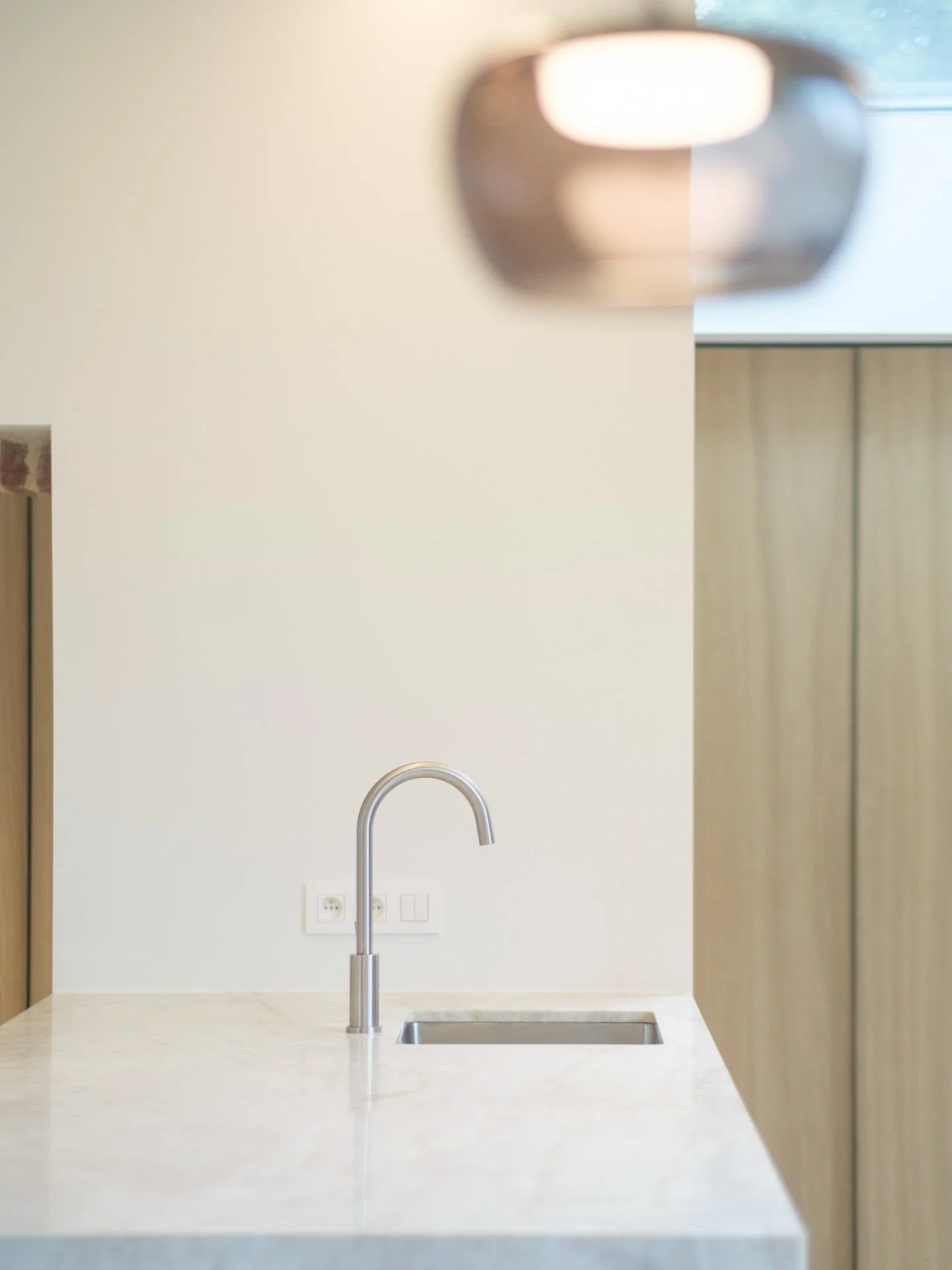 Strakke lijnen, warme materialen en maatwerk tot in de details.
Voor een nieuwe klant mocht ik deze keuken en ingemaakte kasten fotograferen &mdash; een interieur waar functionaliteit en esthetiek mooi samenkomen.
#interieurfotografie #maatwerkschrij