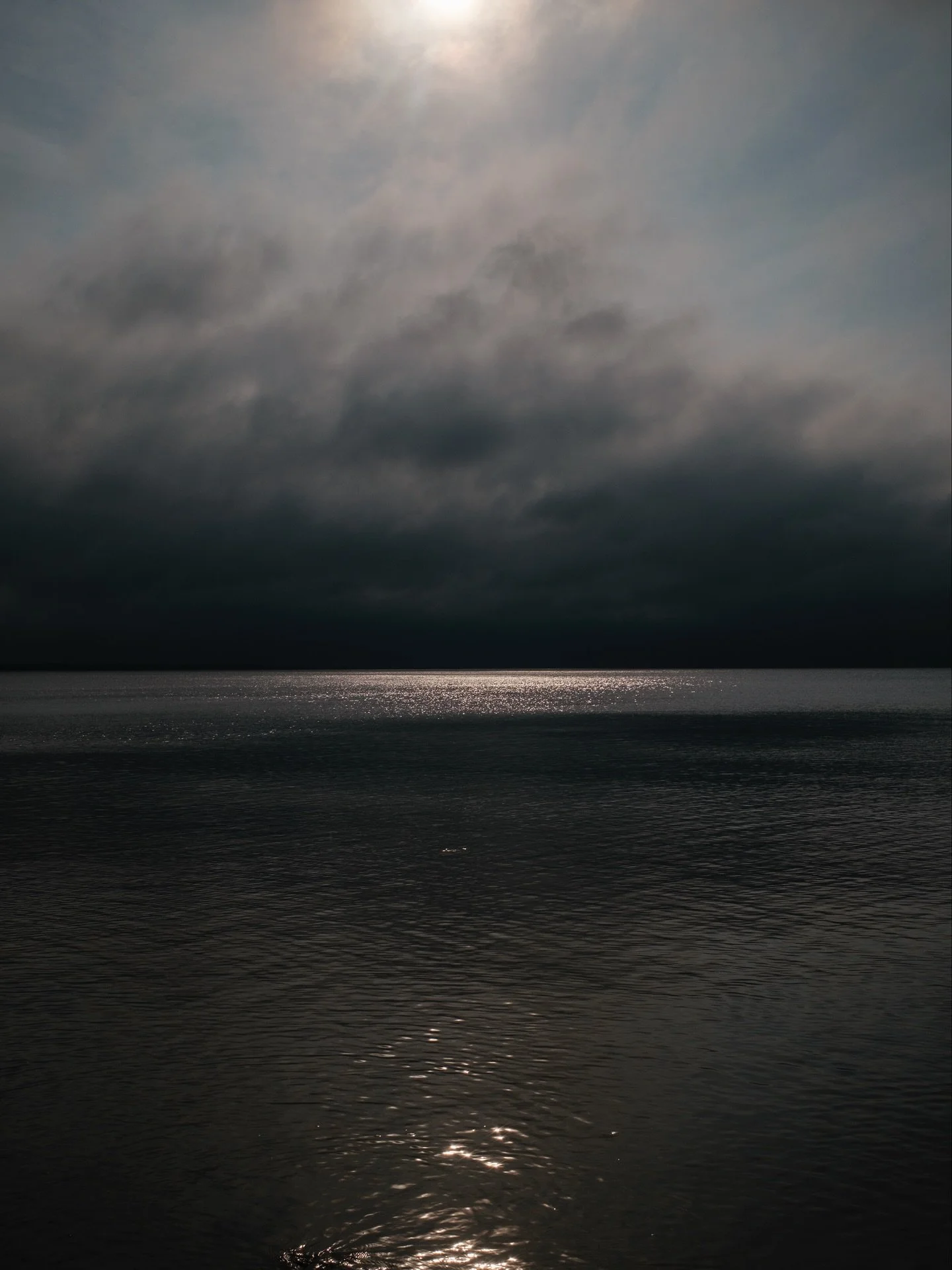 Het eiland waar de hemel zich nooit aan &eacute;&eacute;n kleur houdt.
#Hiiumaa #ZeeEnStilte #Po&euml;zieVanHetWeer #Eilanddroom#Hiiumaa #VisitHiiumaa #Estonia #VisitEstonia #BalticIslands #EestiLoodus #IslandVibes #NorthernNature #SeaAndSky #WildWea