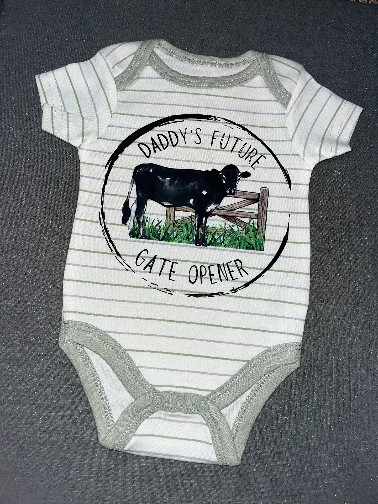 &ldquo;Daddy&rsquo;s Future Gate Opener&rdquo; &mdash; because every little farmhand starts somewhere! 👶🐄
Custom baby onesies like this one are just a small part of what we do. Whether it&rsquo;s apparel, signs, or special event decor, we love brin
