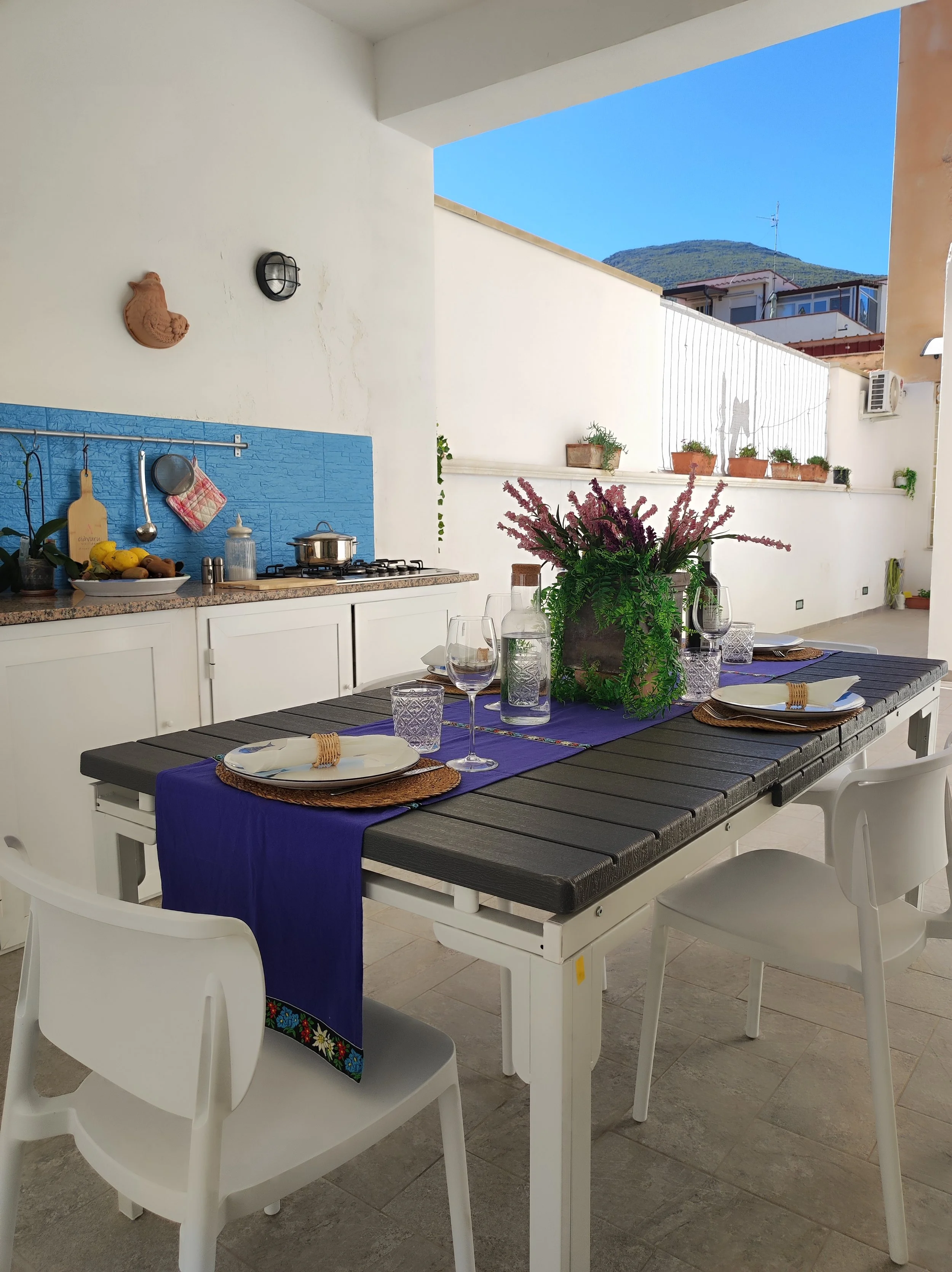Questa immagine ritrae la tavola accogliente ed eleganetemente apparezzchiata nella terrazza di Ciàvurusiciliano