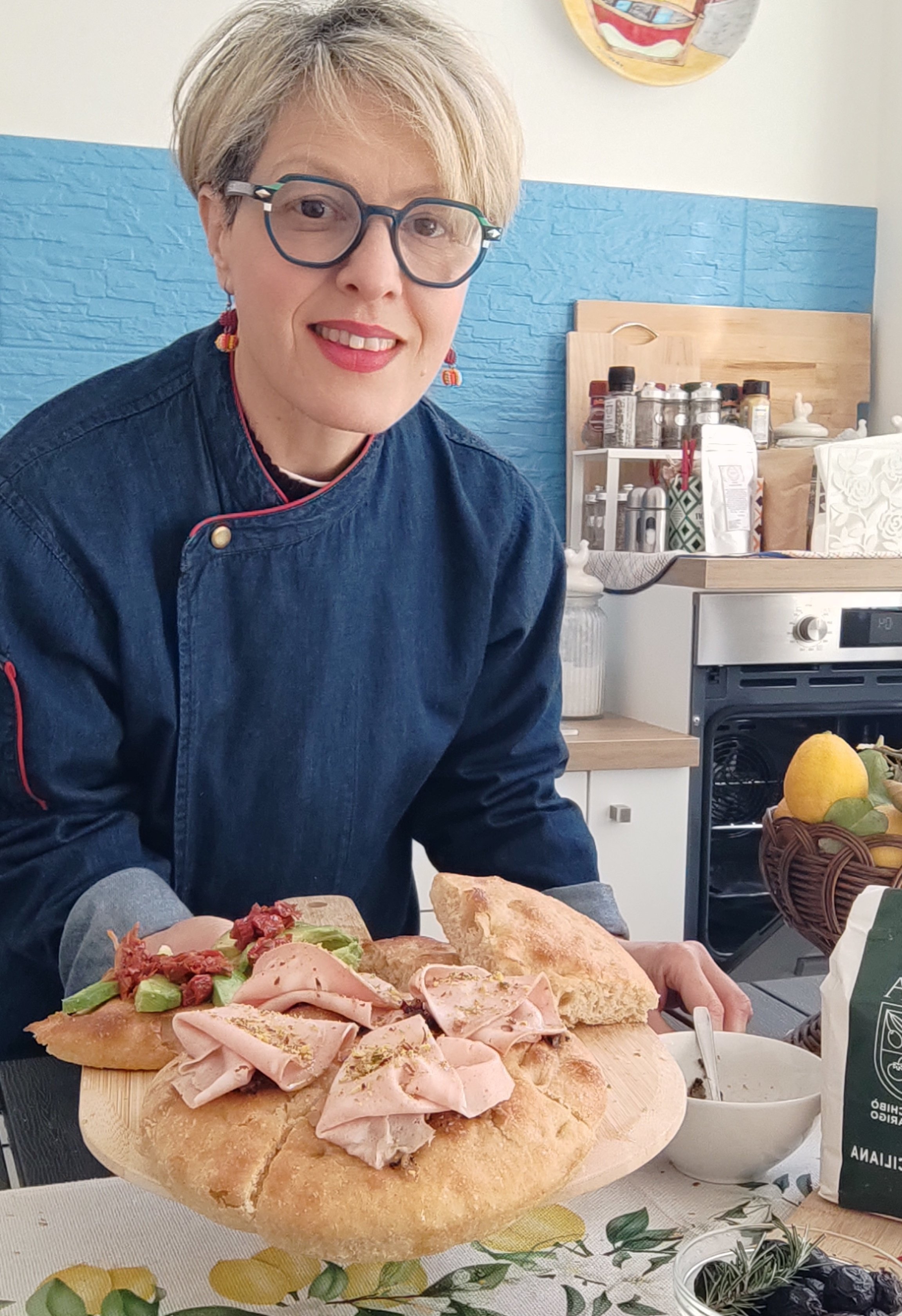 Ileana che mostra la pizza con grani antichi siciliani